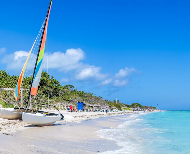 Idyllisk strand i Varadero Cuba med sejlbåde og palmer