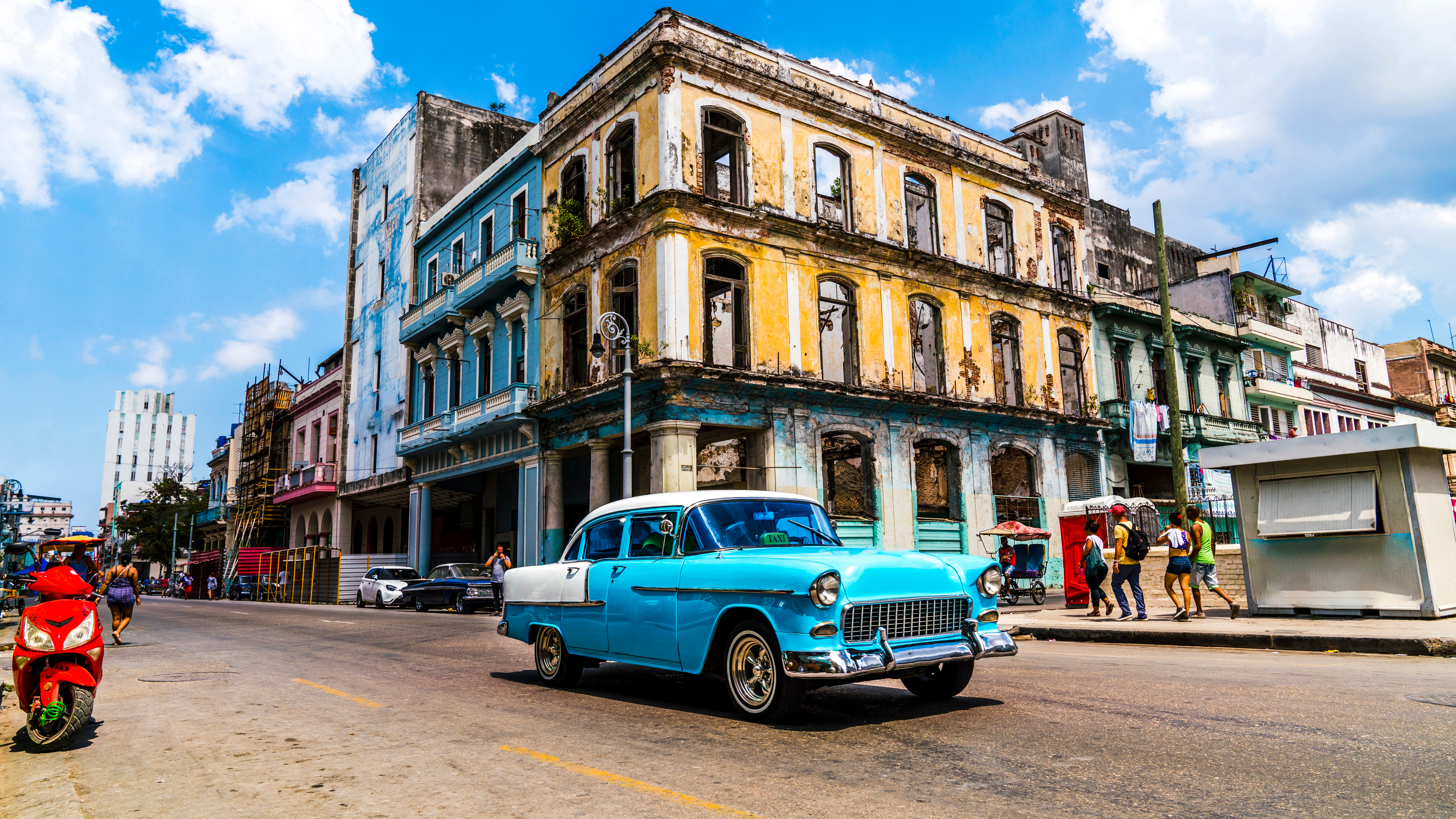 Cuba Havana oldtimer bil på historisk gade med smuk kolonial arkitektur og lokale turister