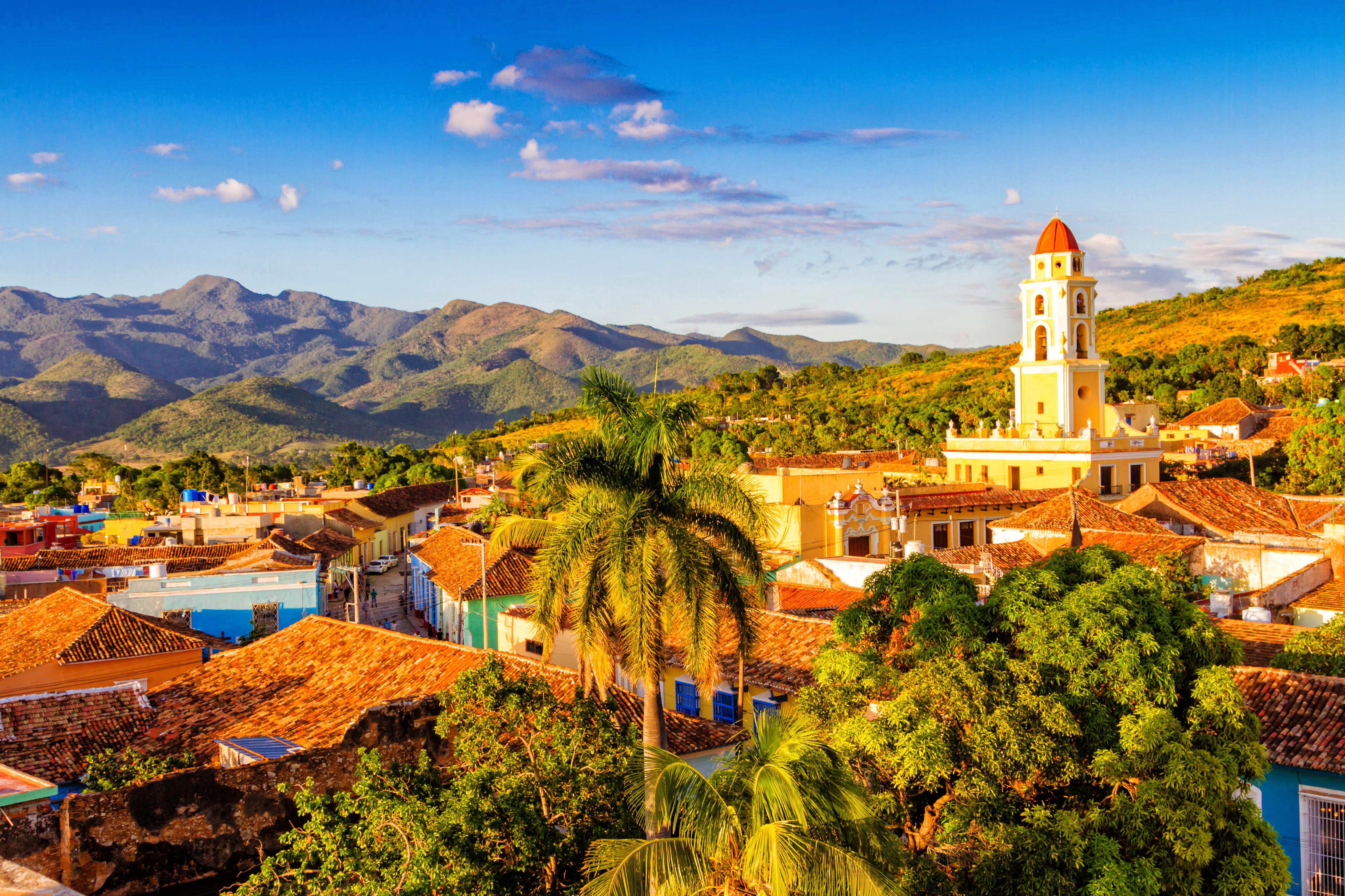 Rejsedestination Trinidad Cuba med karakteristisk hvidt kirketårn og bjergpanorama