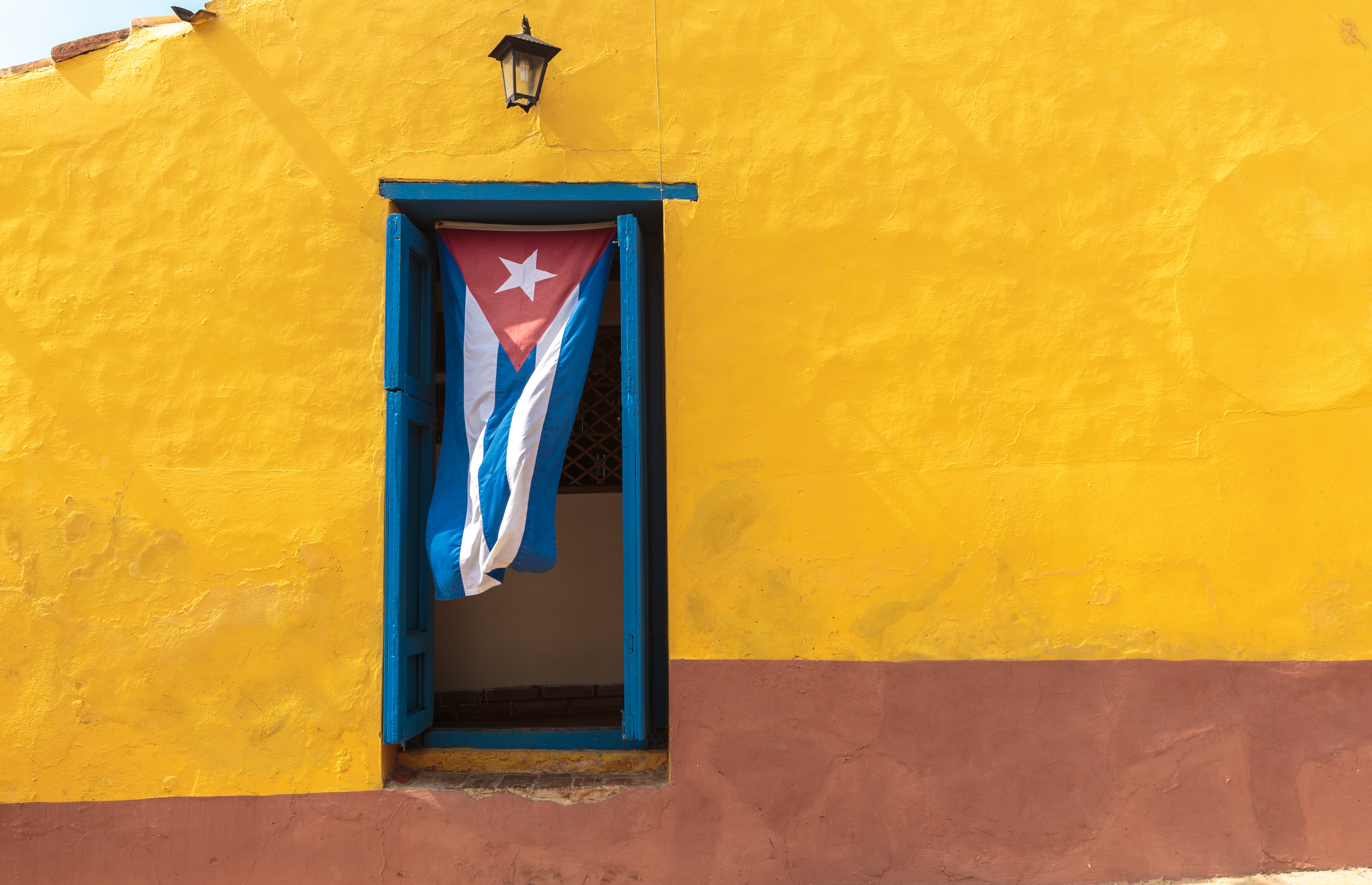 Cuba rejsemål Trinidad med traditionel kolonibygning og cubansk flag