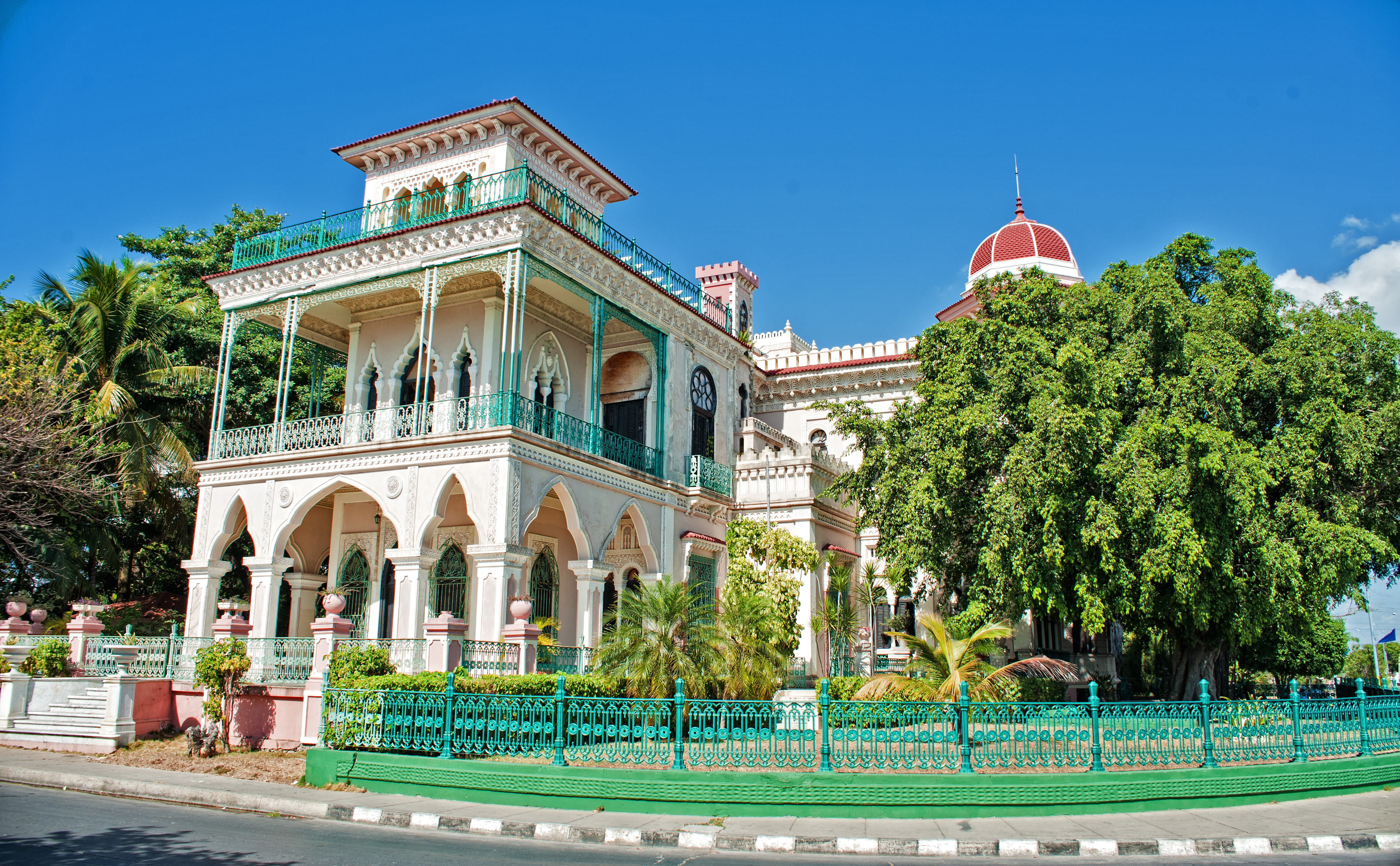 Elegant villa i kolonialstil med kuppel og balkon under blaa himmel i Cuba