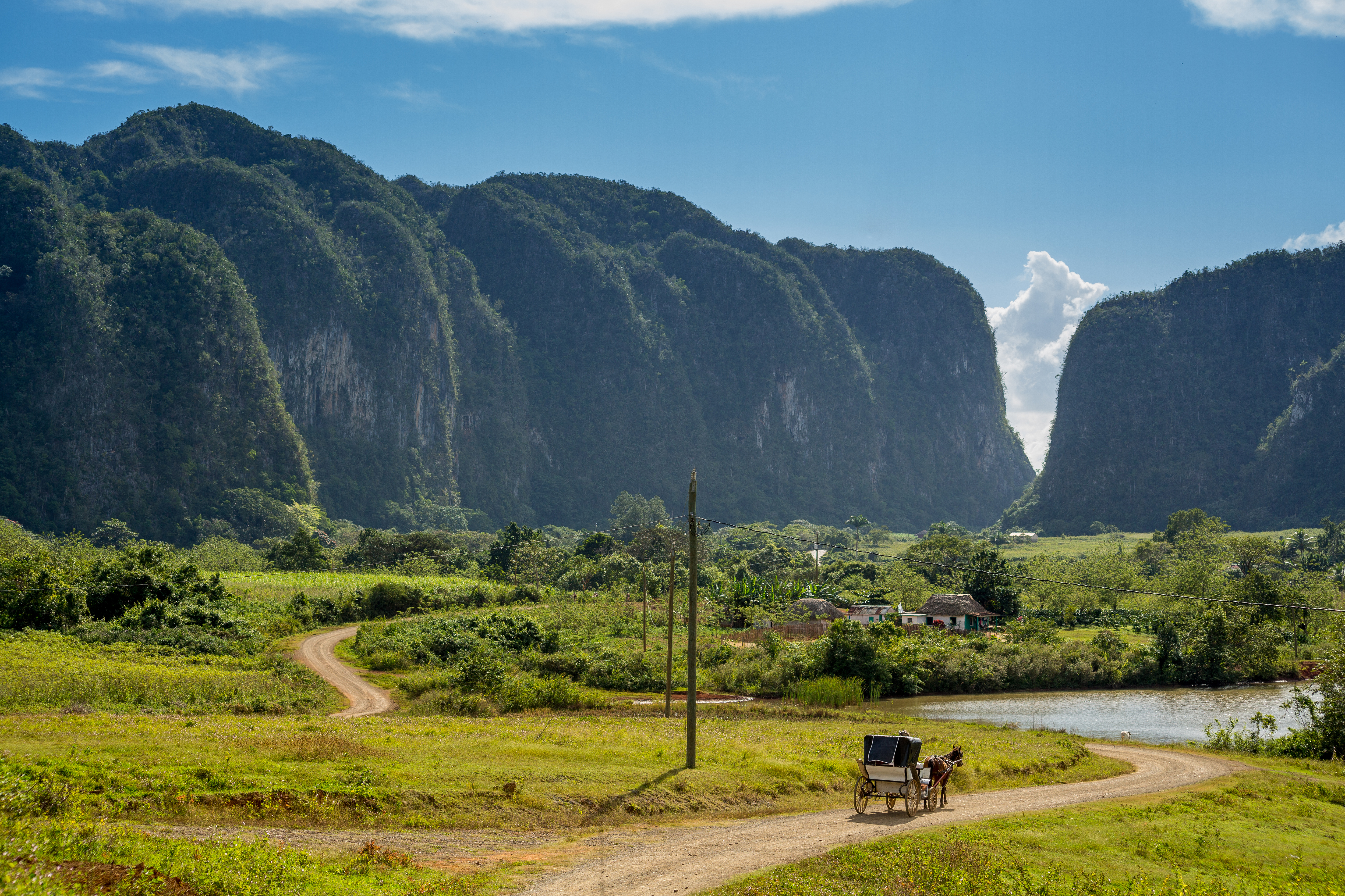 Fortryllende solopgang i den UNESCO-beskyttede Viñales-dal på Cuba, hvor morgendisen omfavner de grønne tobaksplantager og de dramatiske mogote-bjerge rejser sig mod den lyserøde himmel