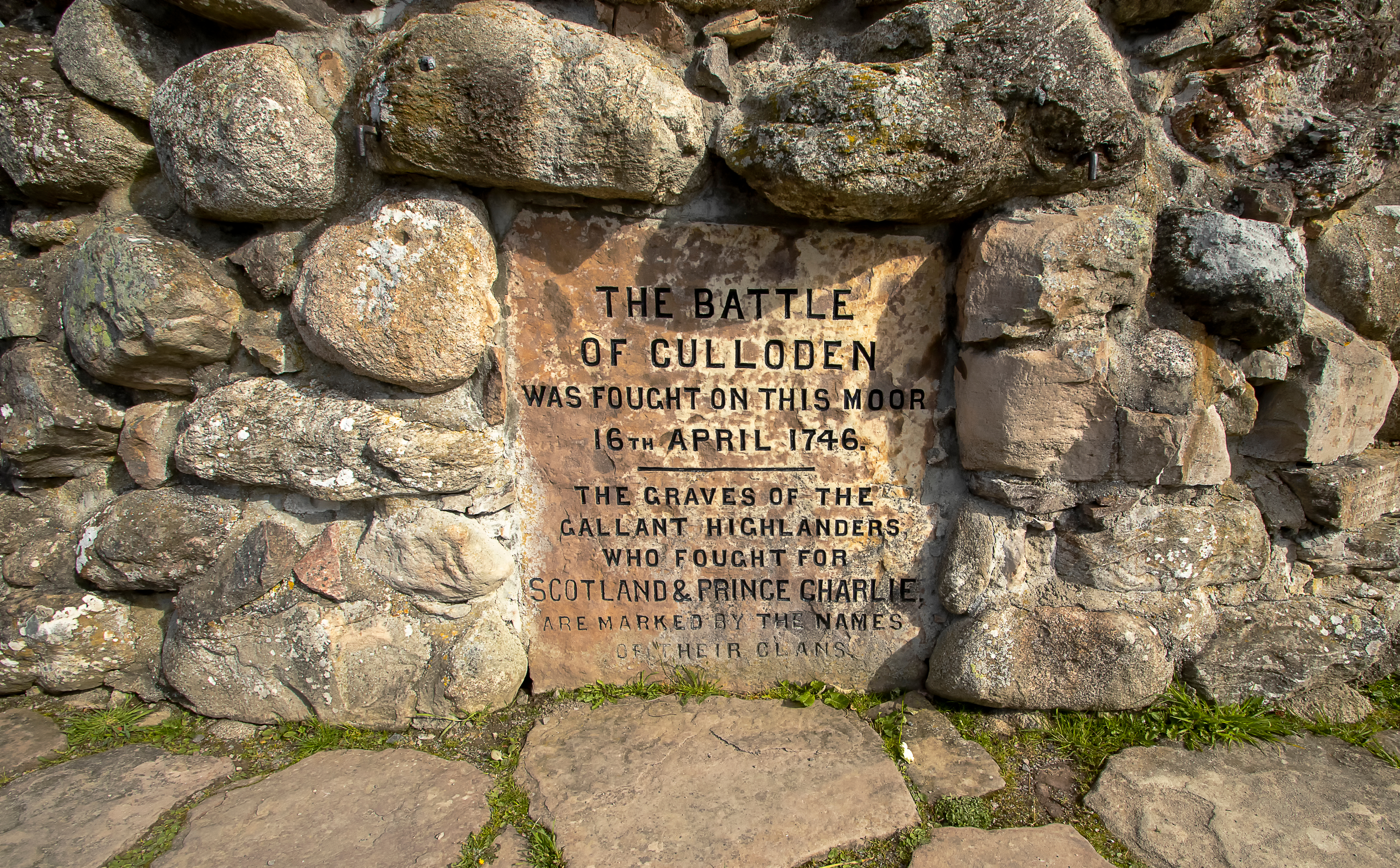 Culloden slagmarken nær Inverness med mindesten der markerer det historiske slag fra 1746, et fascinerende stop på vores rejse gennem det sagnomspundne Skotland