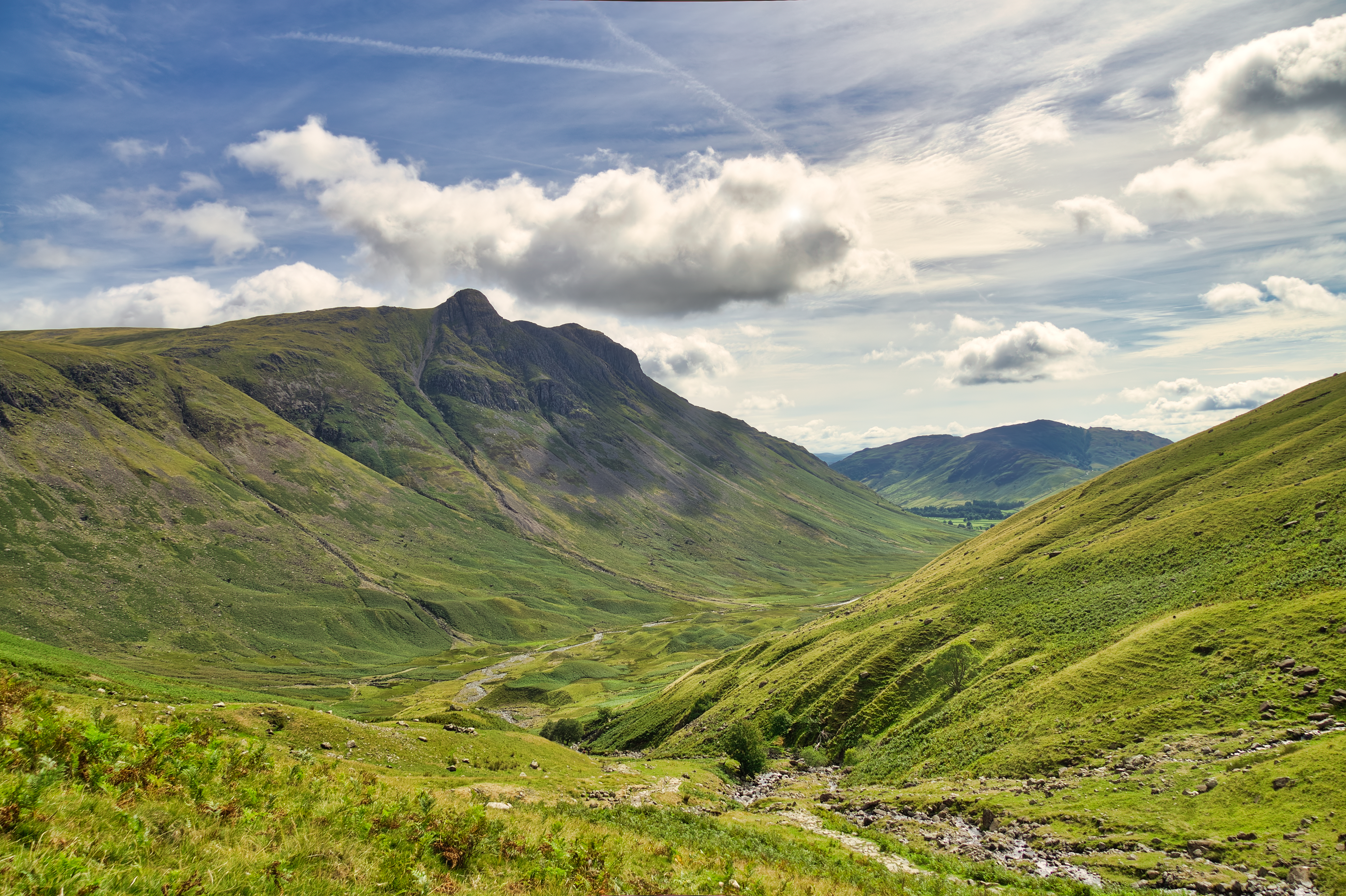 Langdale Pikes bjergkæde set fra Great Langdale valley i det engelske Lake District