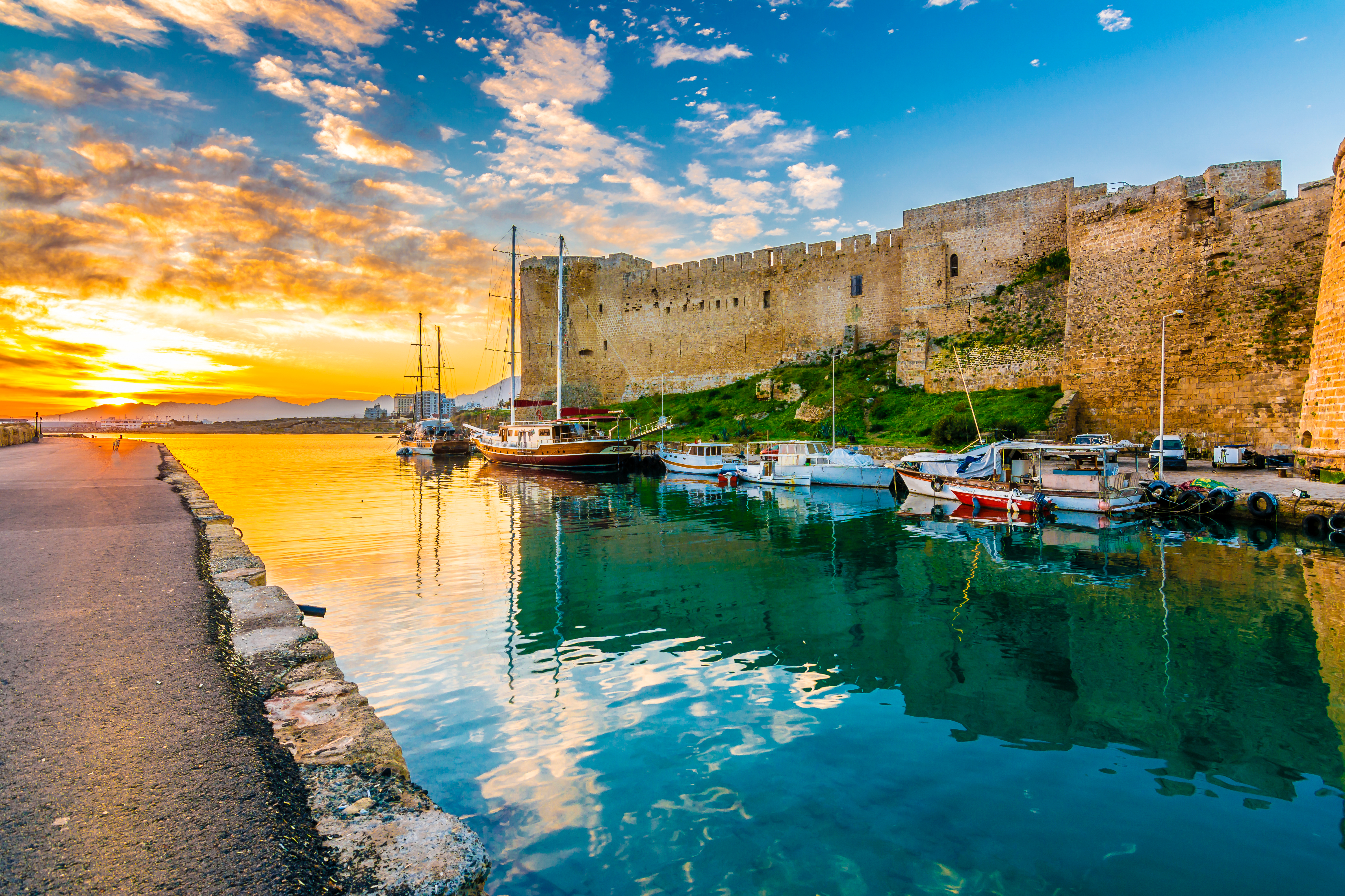 Kyrenia castle og pittoresk havn med både på det nordlige Cypern