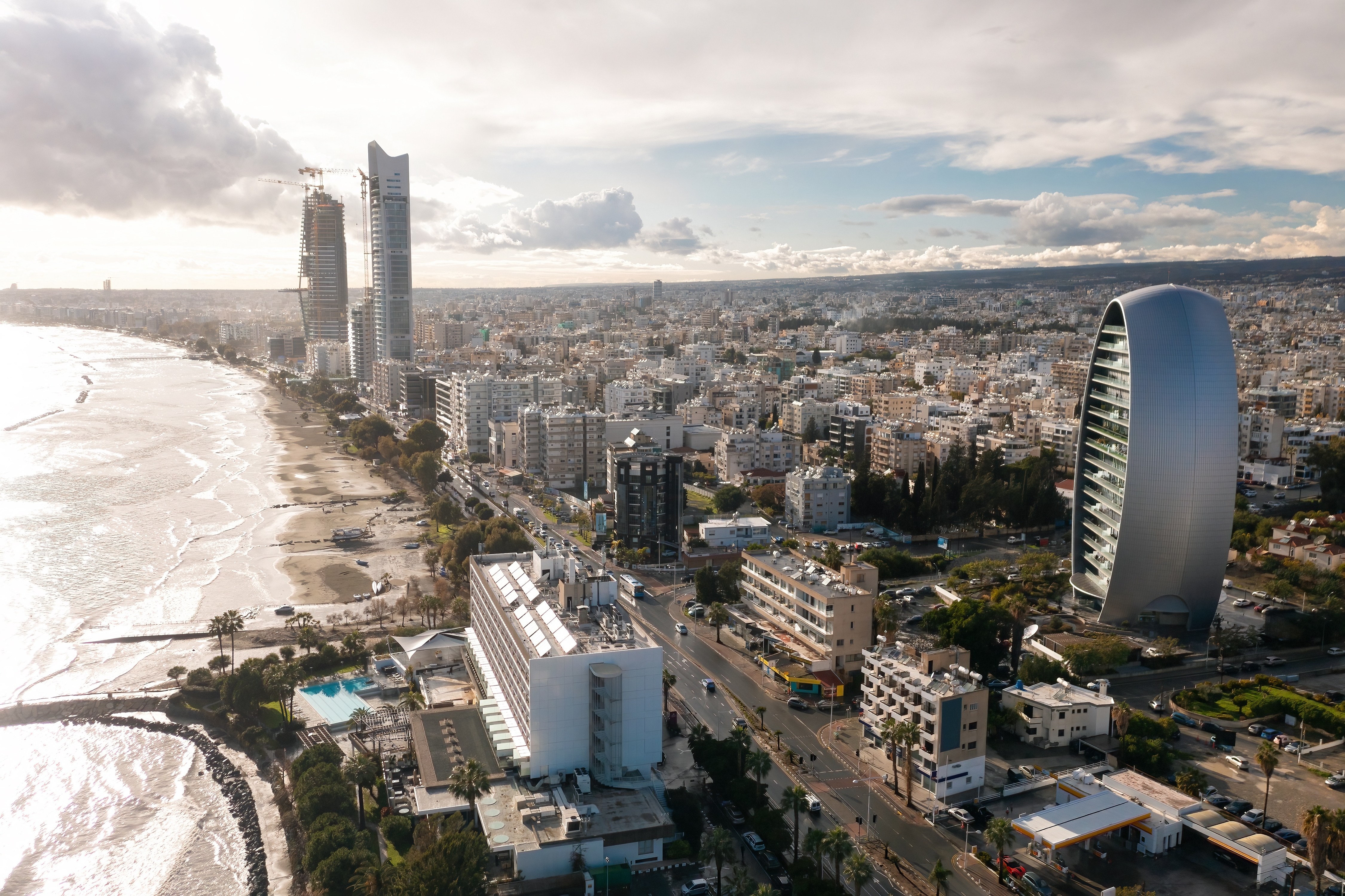 Luftfoto af Limassol på Cypern med moderne skyline langs Middelhavets strand ved solnedgang
