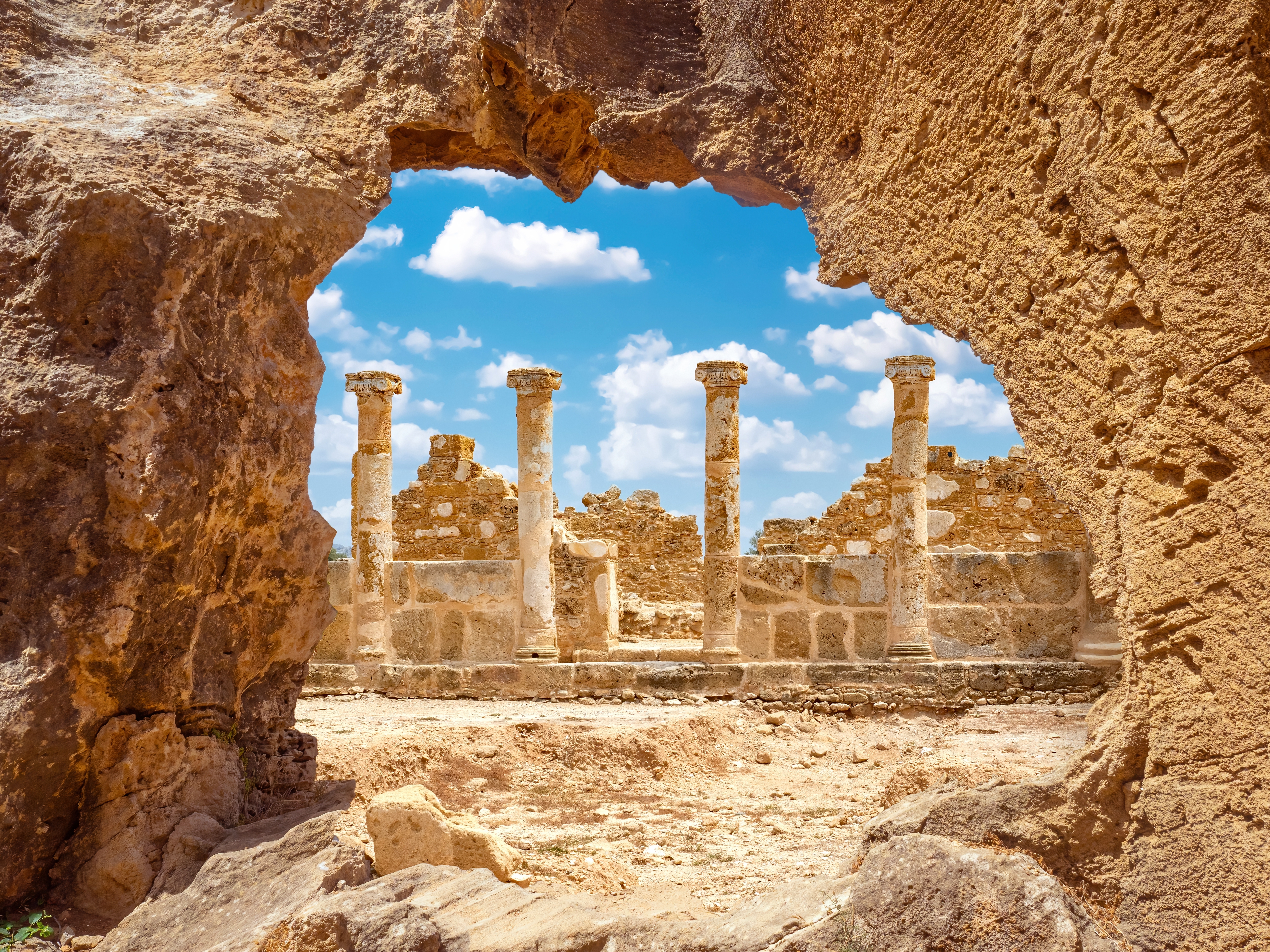 Velbevarede antikke søjler i den arkæologiske park i Paphos på Cypern, et historisk område med ruiner fra oldtiden