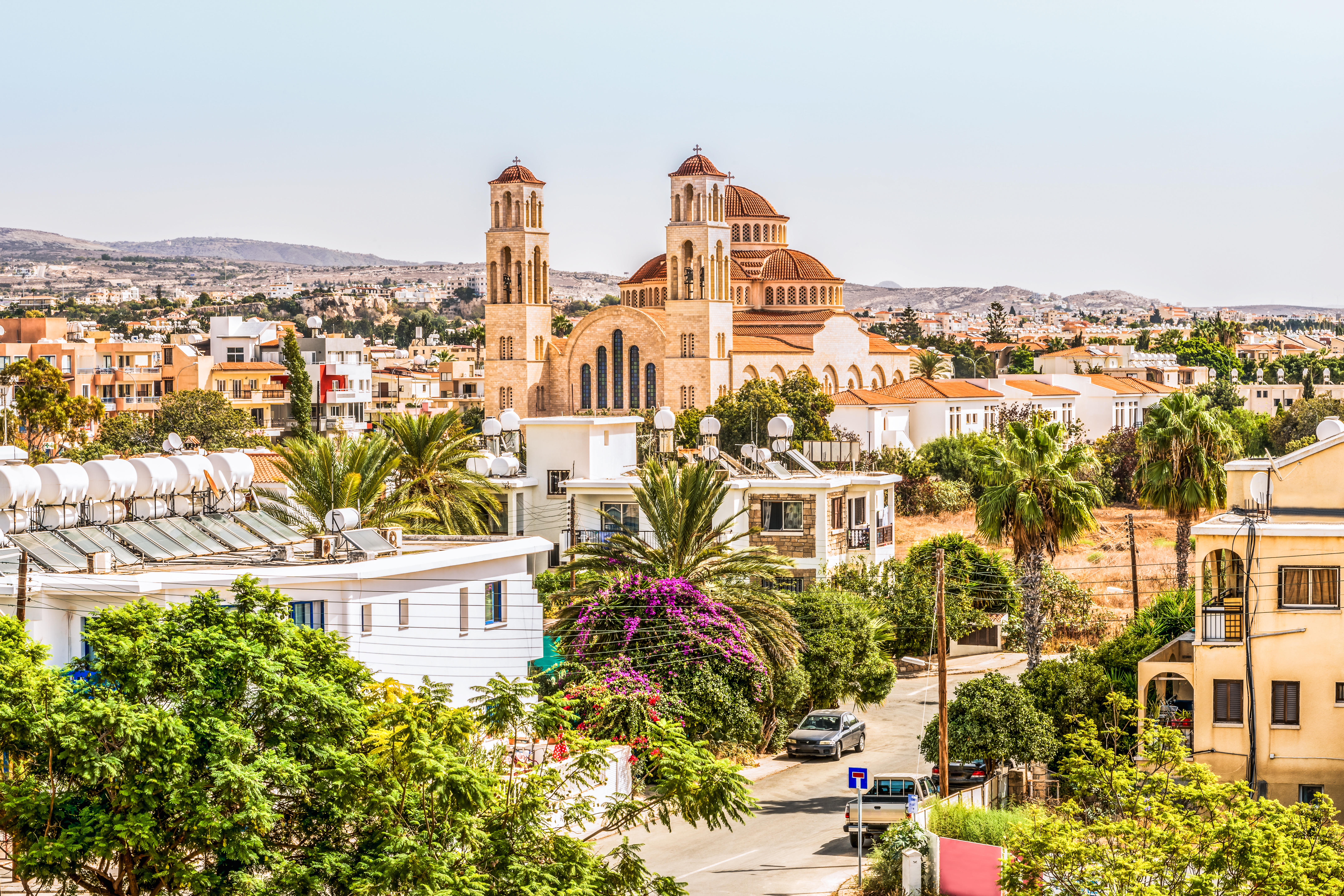 Panoramaview af Paphos med ortodoks kirke og klokkertaarne på den smukke oe Cypern