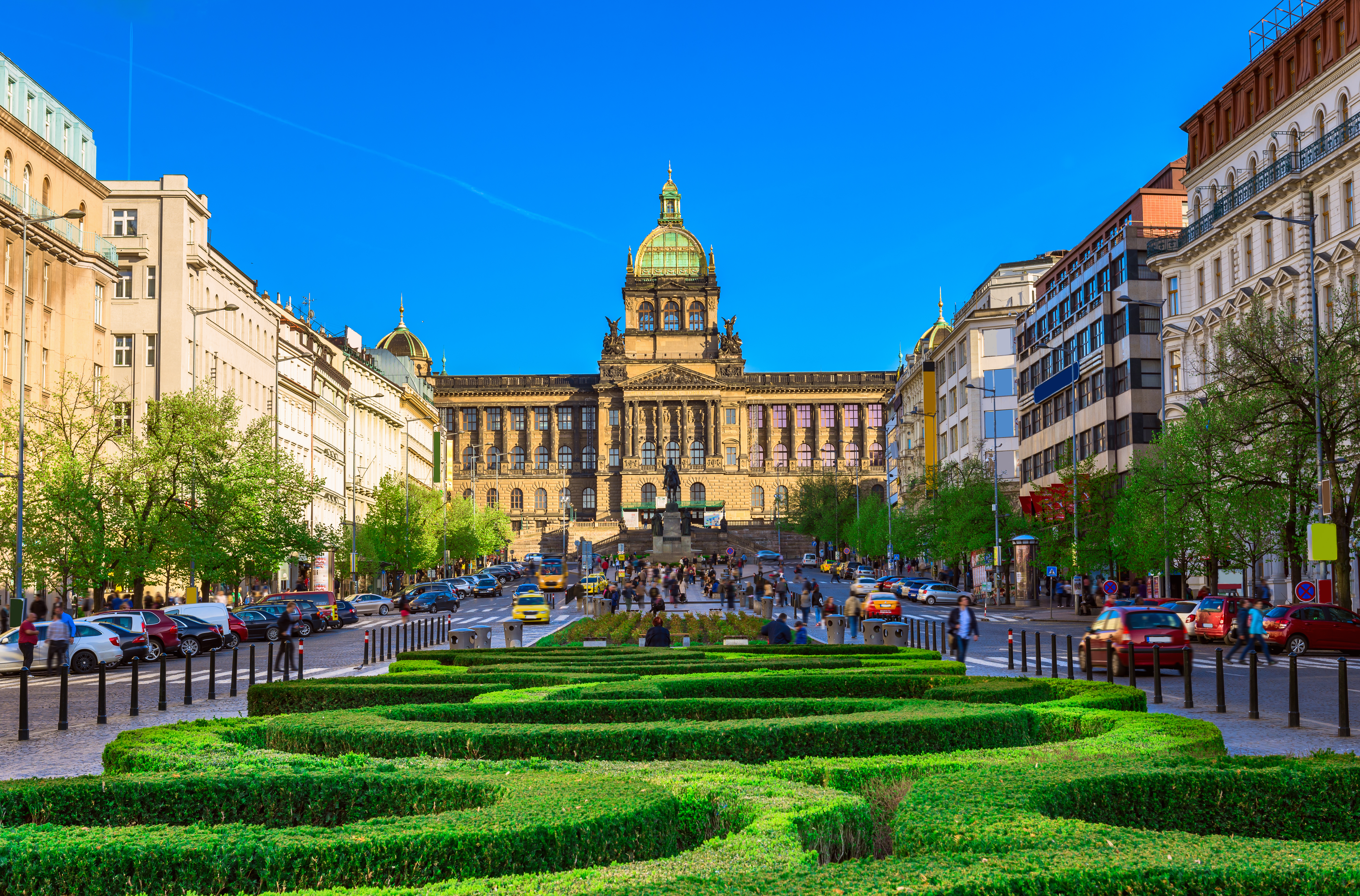 Tjekkiets hovedstad Prag med det historiske nationalmuseum og elegante bygninger i aftenlys