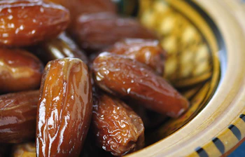 Nærbillede af dadler i en traditionel skål, en vigtig del af iftar-måltidet under Ramadan i Marokko og Mellemøsten