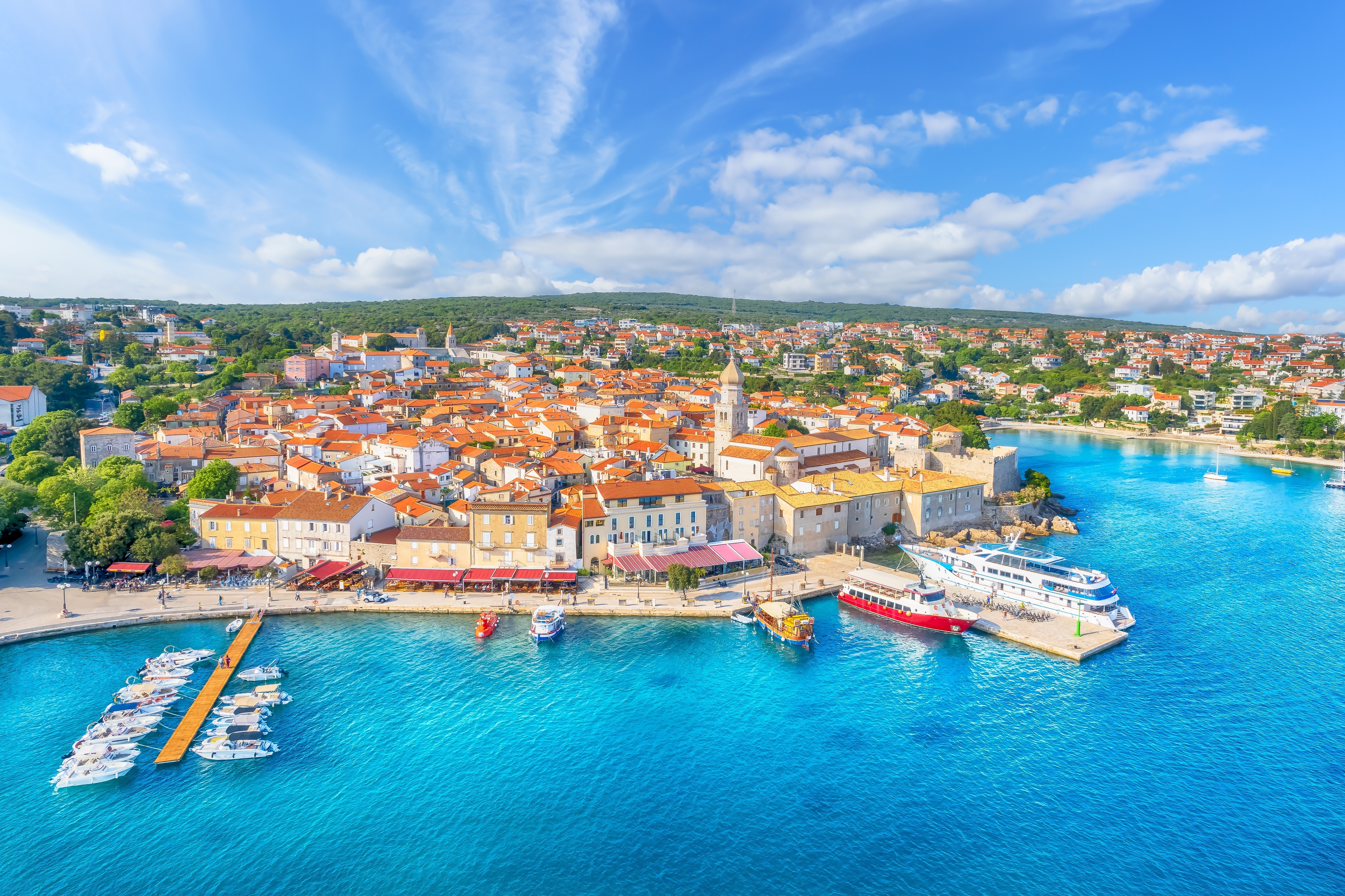 Panorama over dalmatisk kyst med kroatisk rejsemål og krystalklart vand