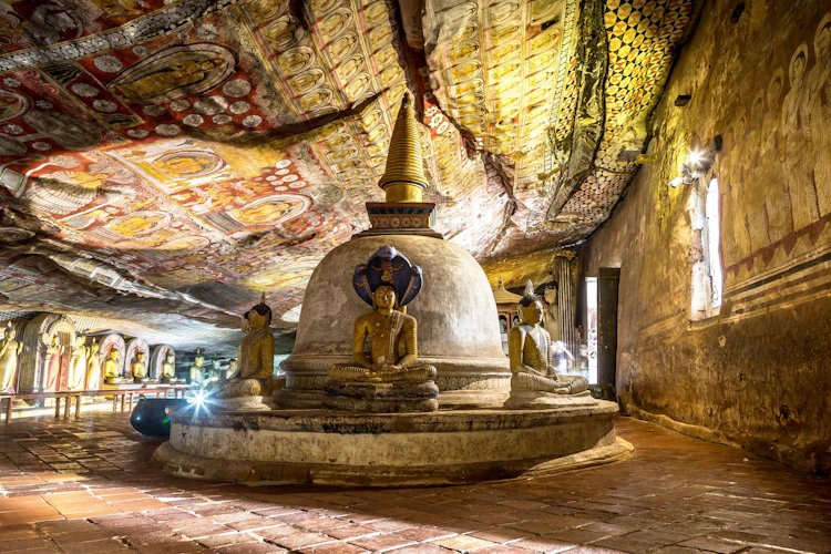 Berømt Dambulla klippetempel i Sri Lanka med mediterende Buddha-statuer og detaljerede loftsmalerier