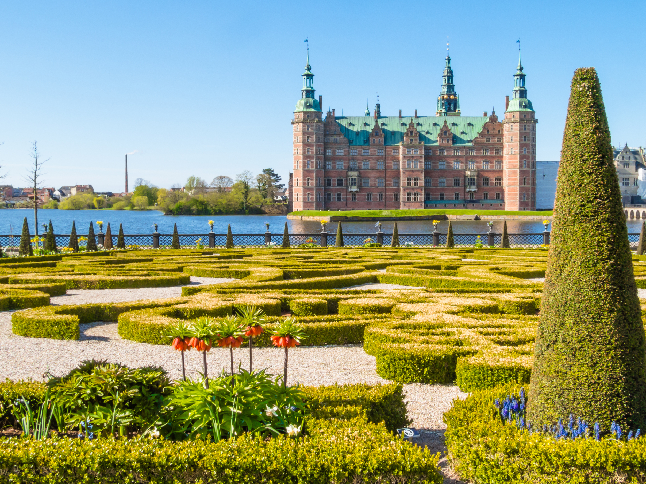 Danmarks smukkeste kongeslot Frederiksborg med formal haver
