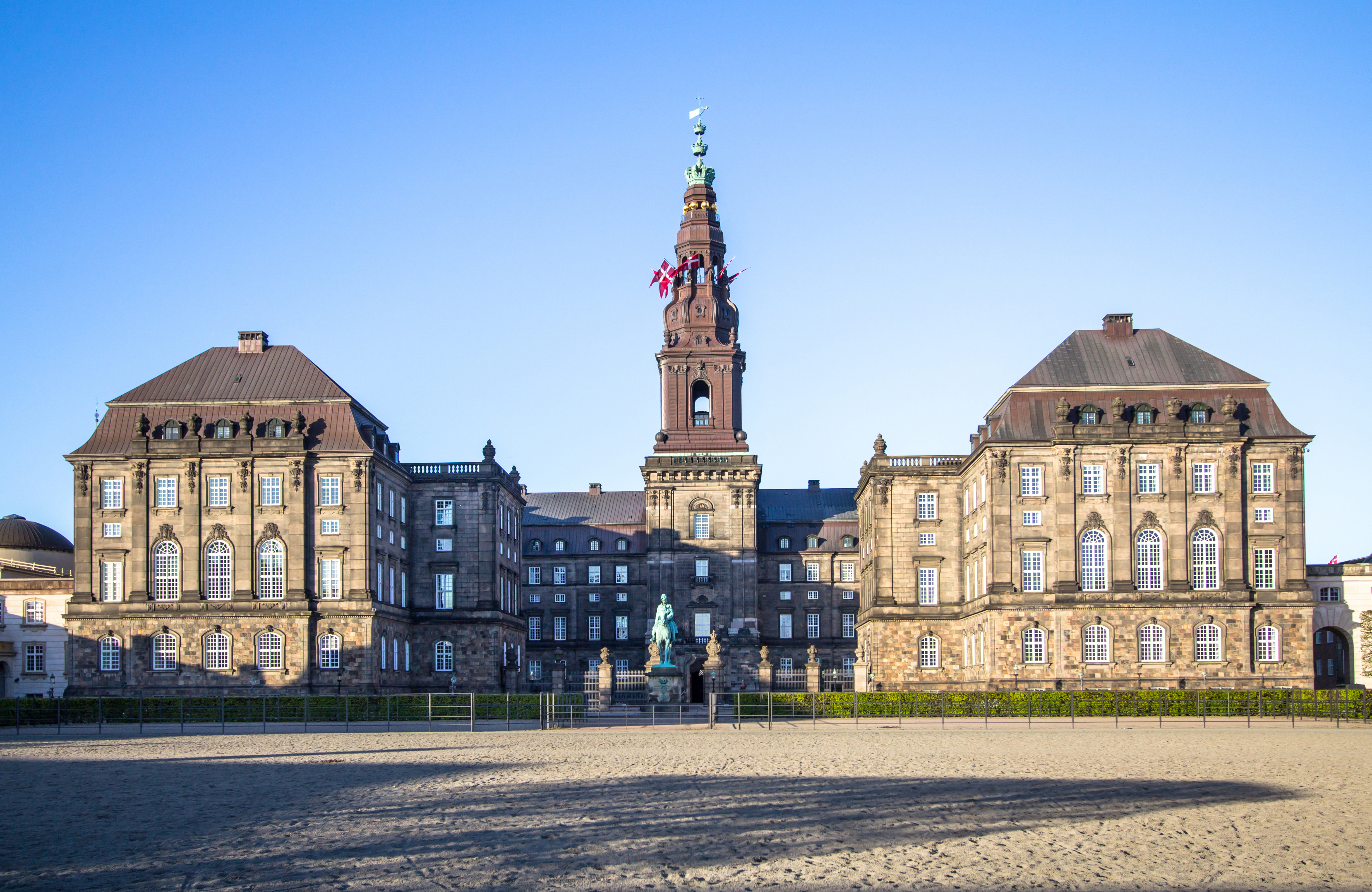 Det kongelige Christiansborg Slot i København med historisk facade og spir