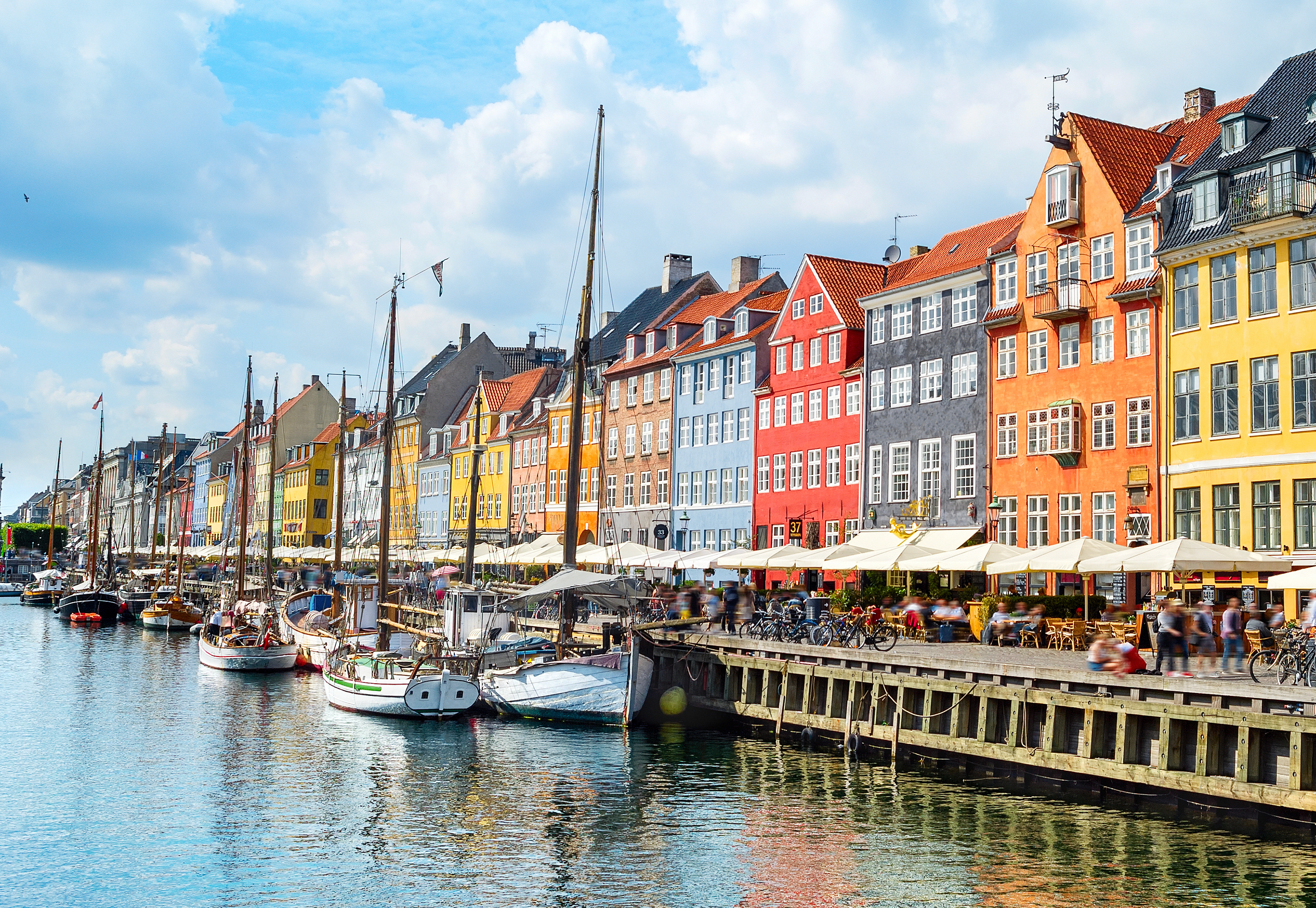 Farverige huse og sejlbåde i den historiske Nyhavn havn i København