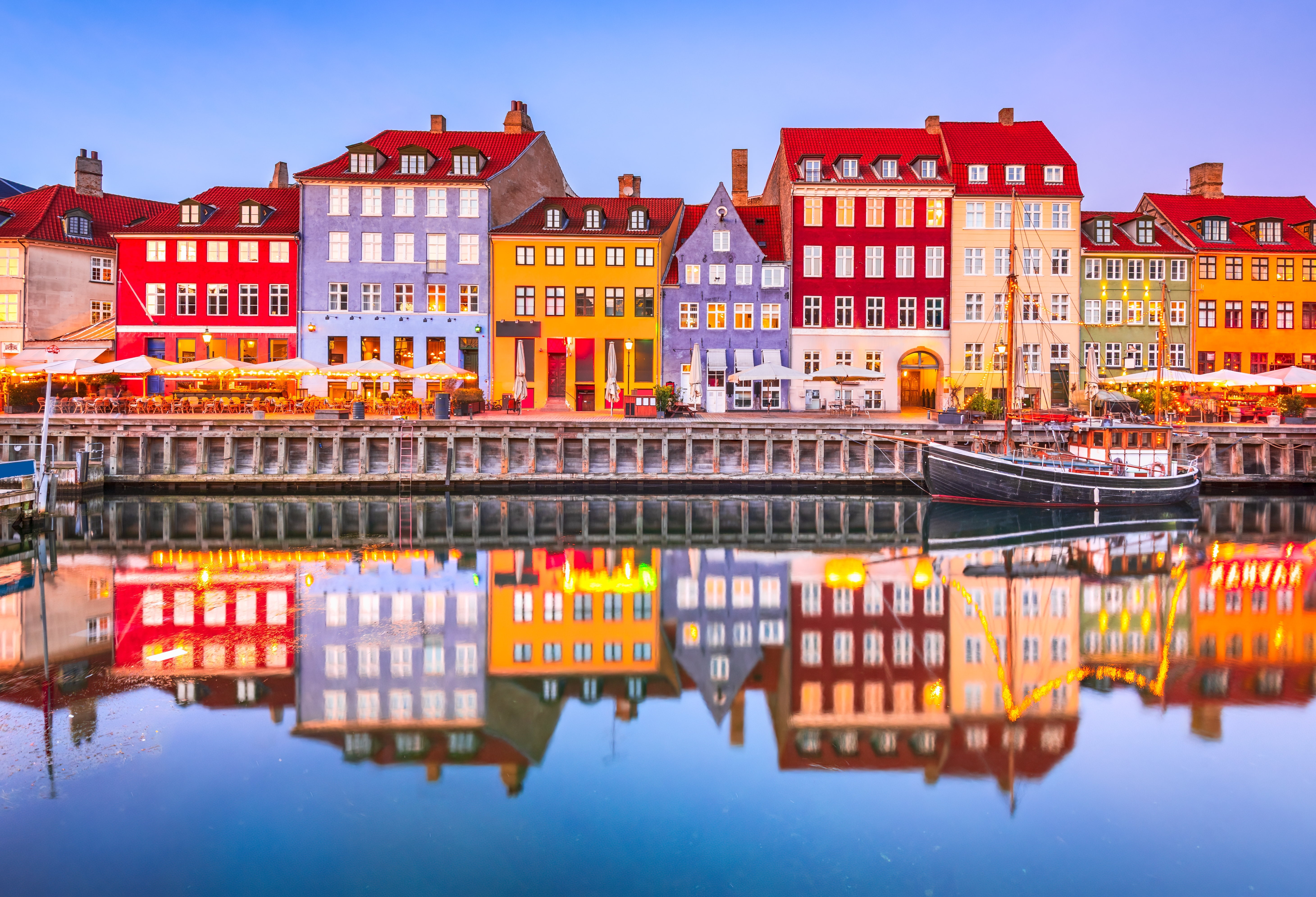 Pittoreske farverige bygninger langs Nyhavn kanal i København om aftenen