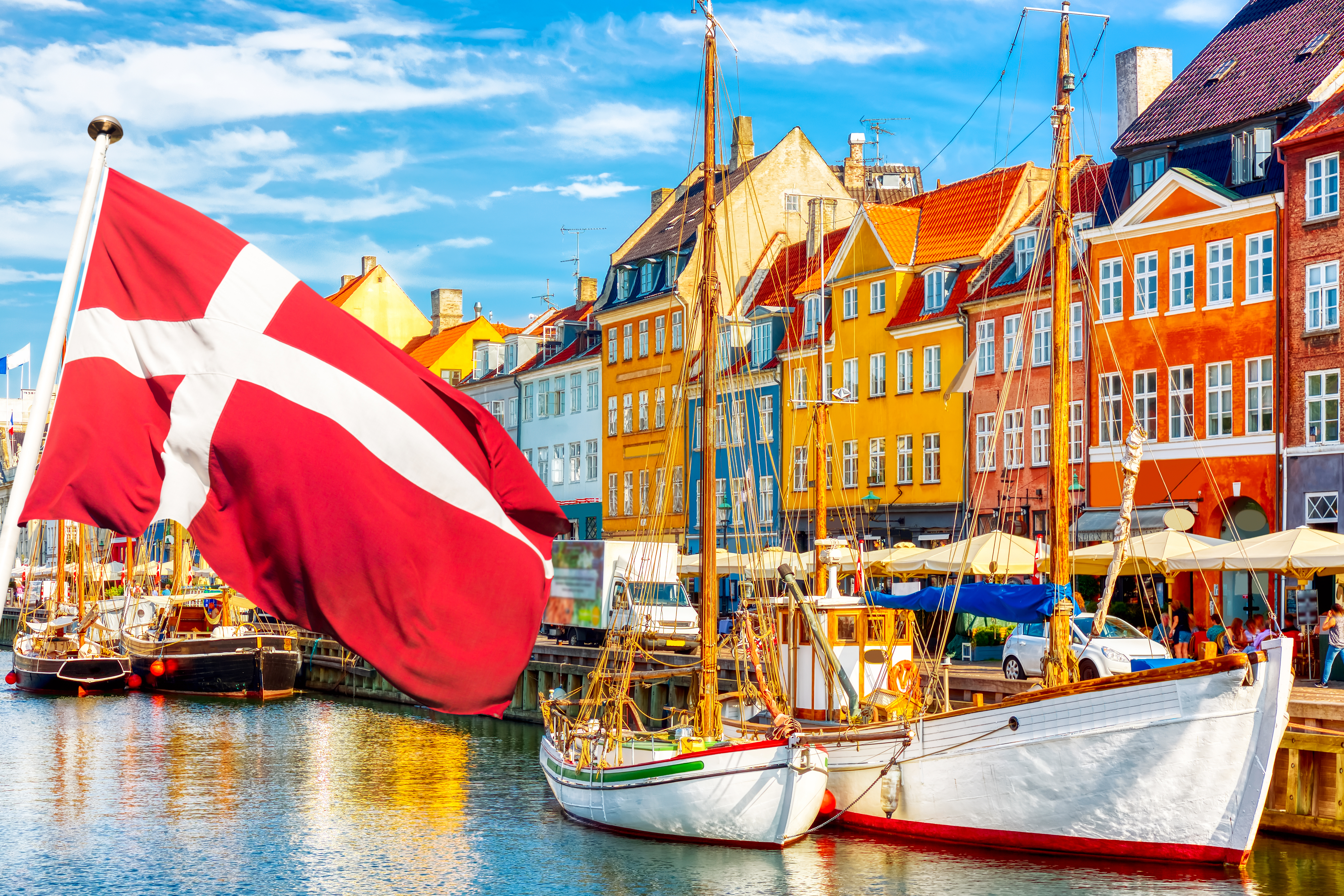 Danmarks berømte Nyhavn i København med farverige huse langs kanalen og traditionelle både
