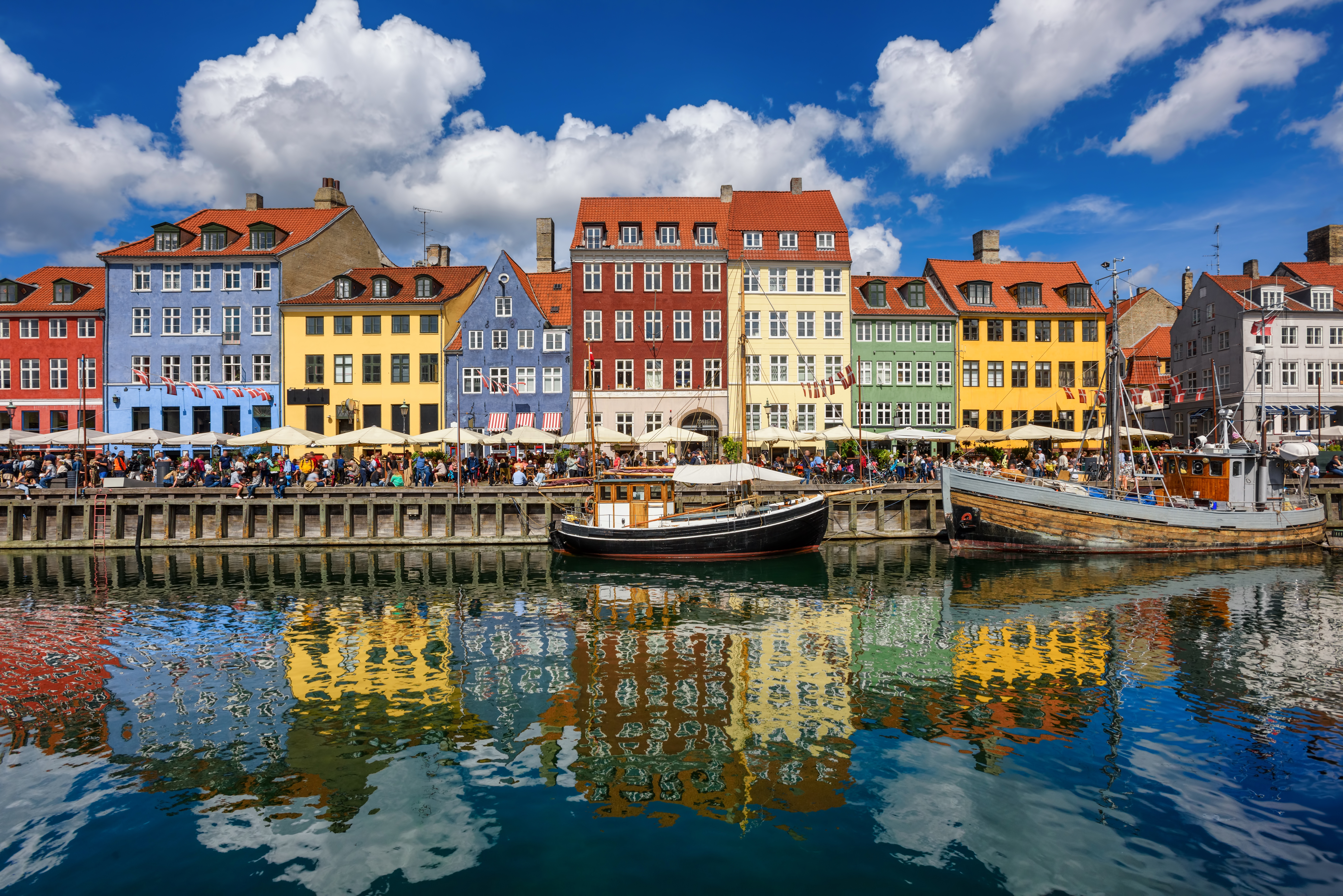 Traditionelle farverige huse og sejlbåde ved Nyhavn i København Danmark