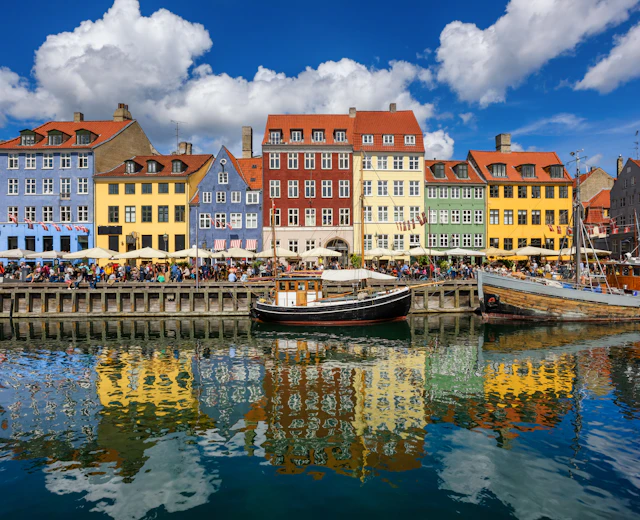 Traditionelle farverige huse og sejlbåde ved Nyhavn i København Danmark