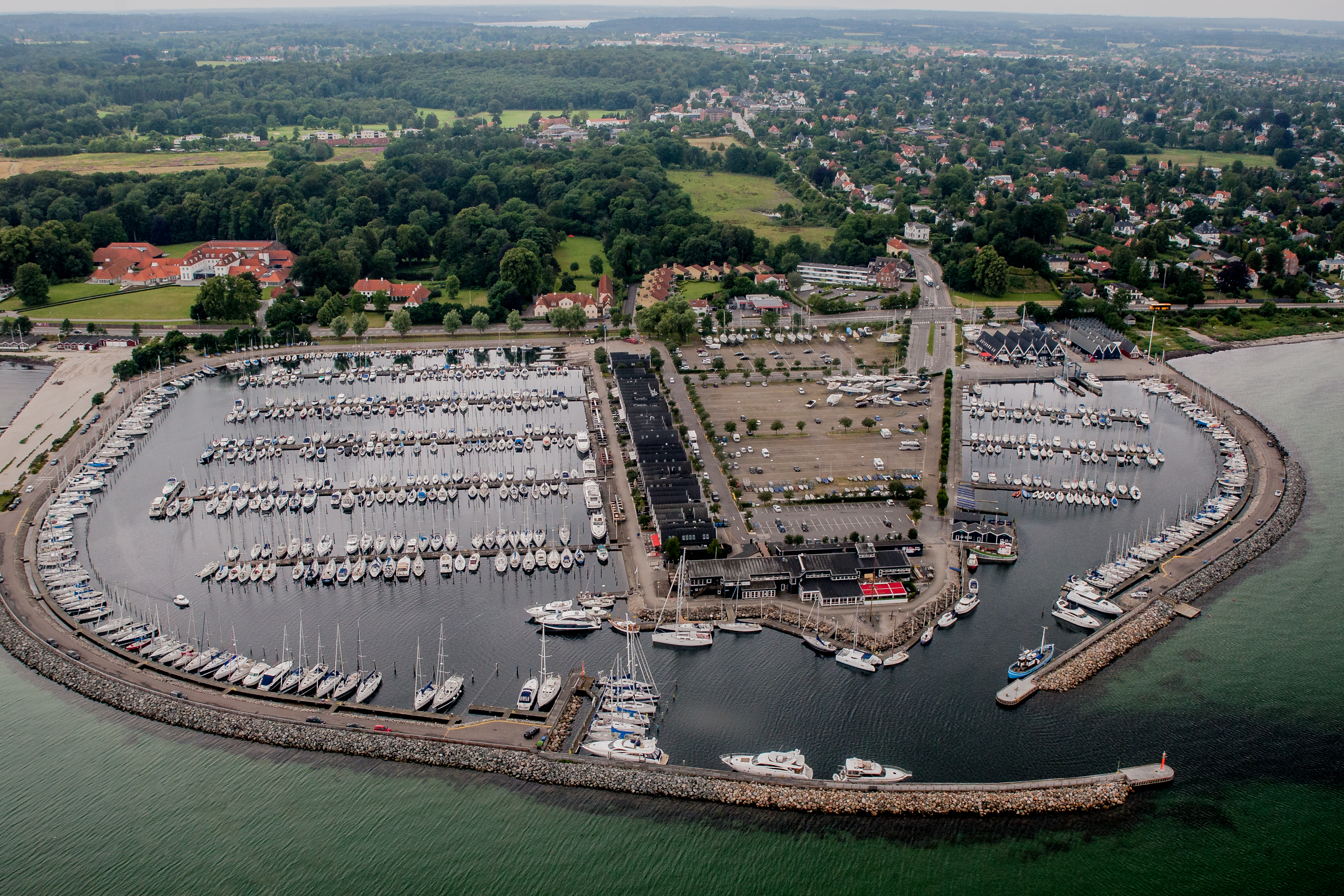 Dansk bådehavn og marina fotograferet fra luften på solskinsdag