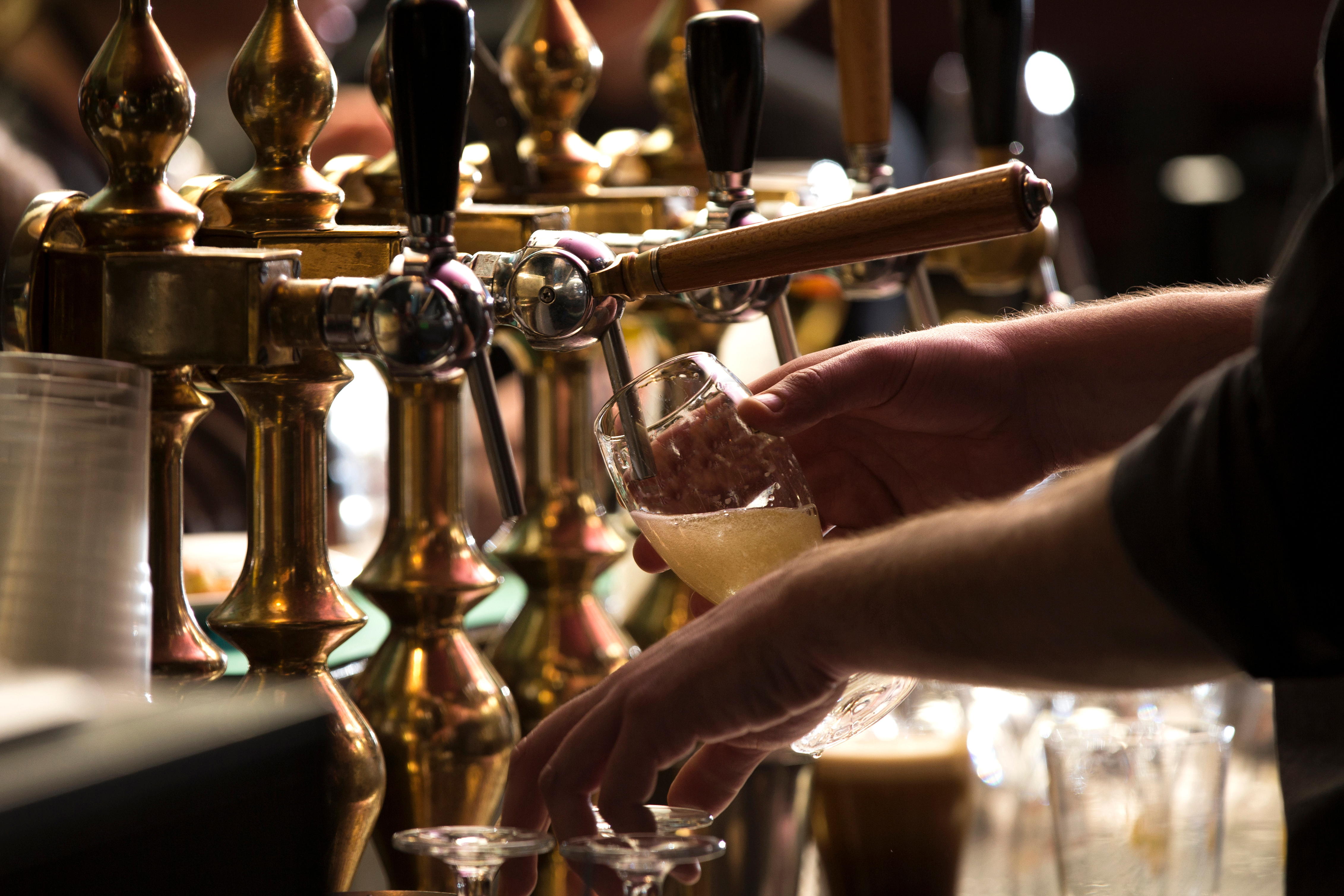 Dansk bryghus fadøl tappet fra messingølhane i traditionel pub