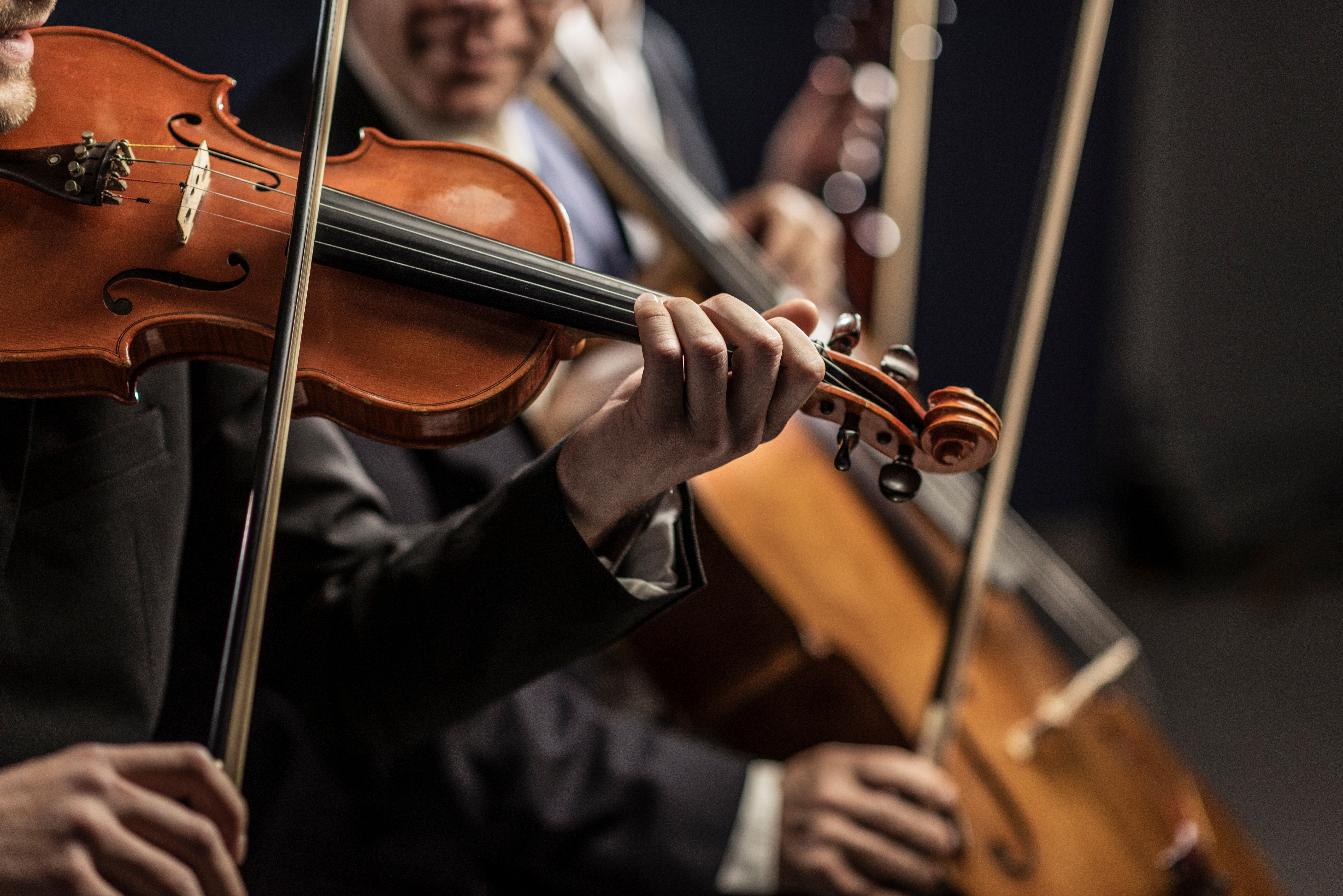 Danske orkestermusikere med violin og cello under professionel koncert