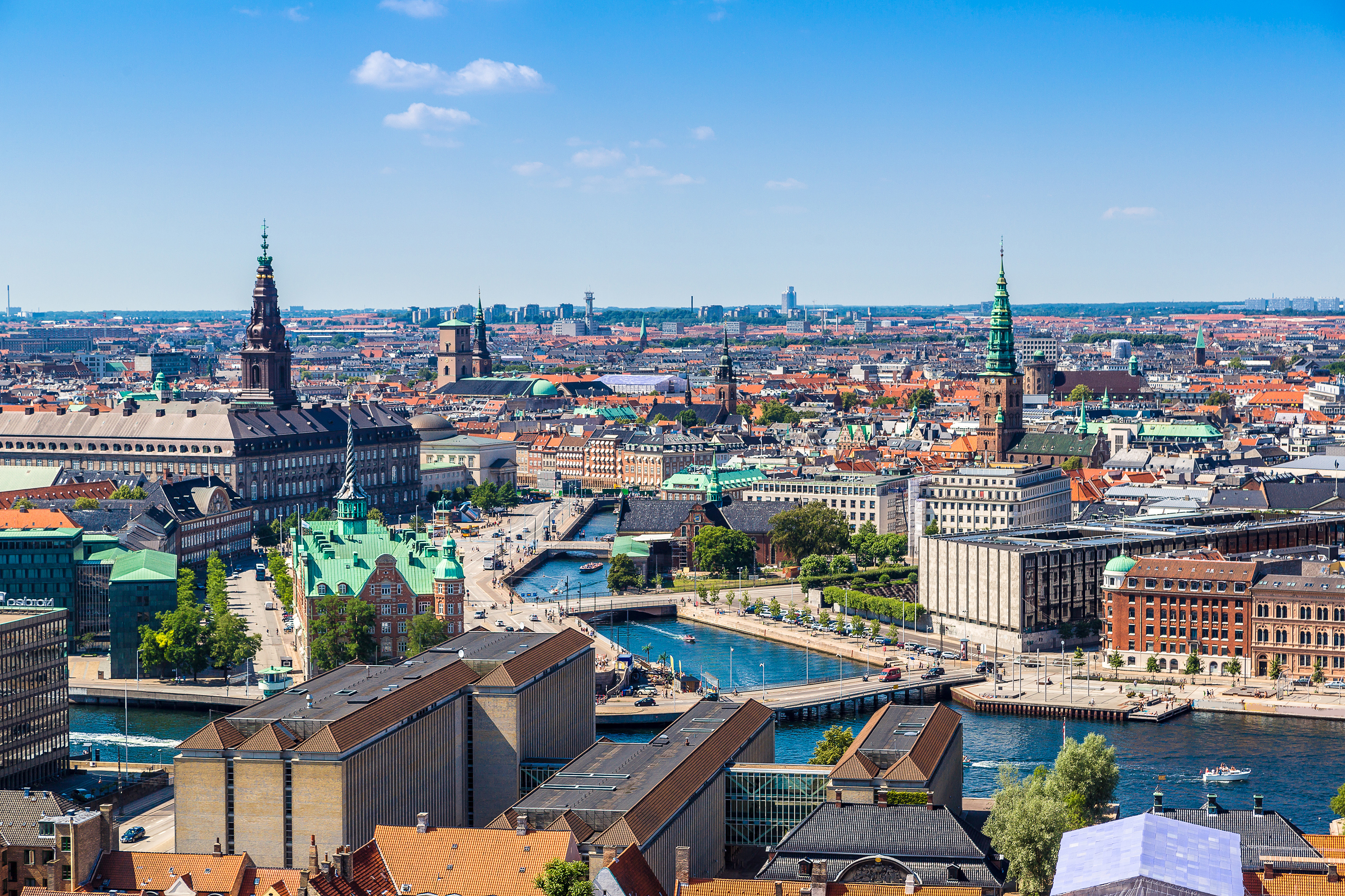 Udsigt over dansk hovedstad med smuk arkitektur og historiske spir