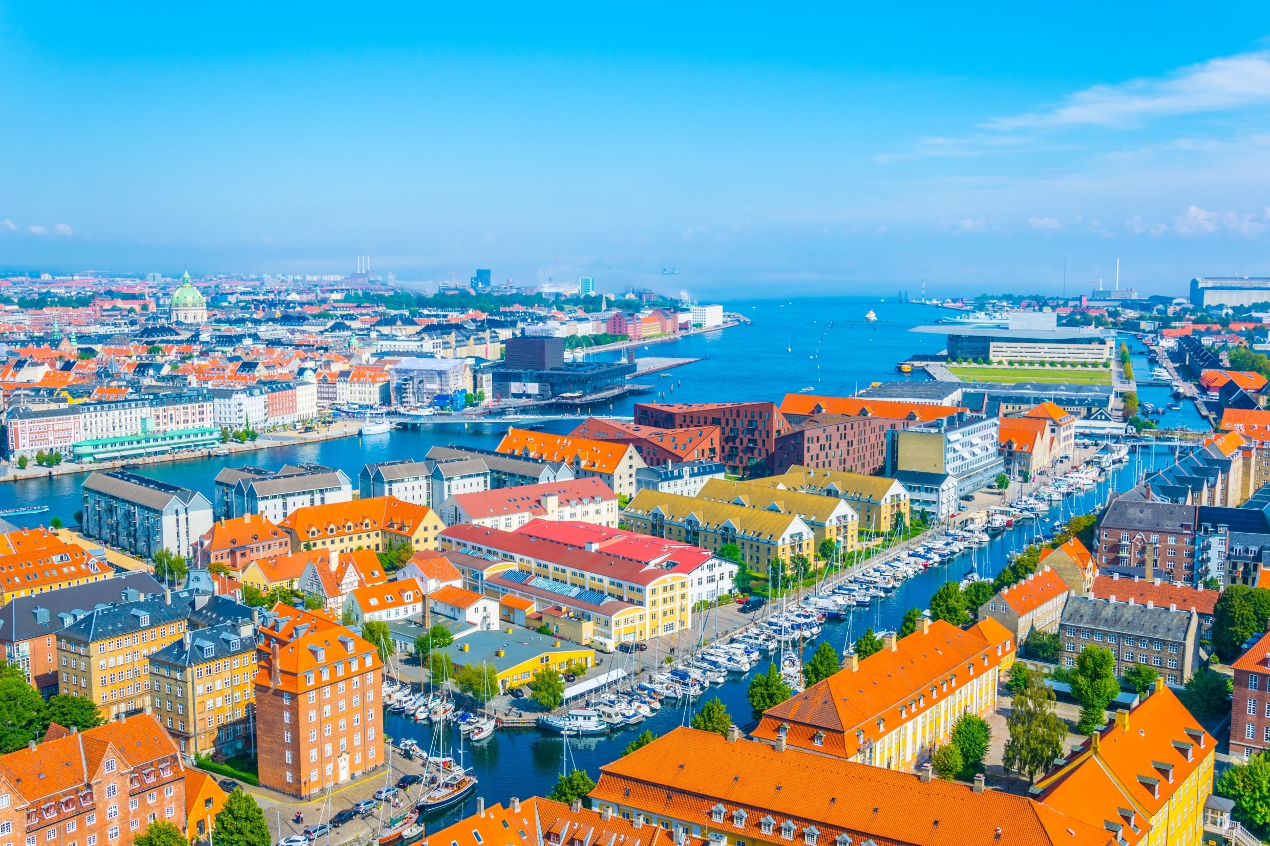 Dansk hovedstad med karakteristiske orange hustage og marina