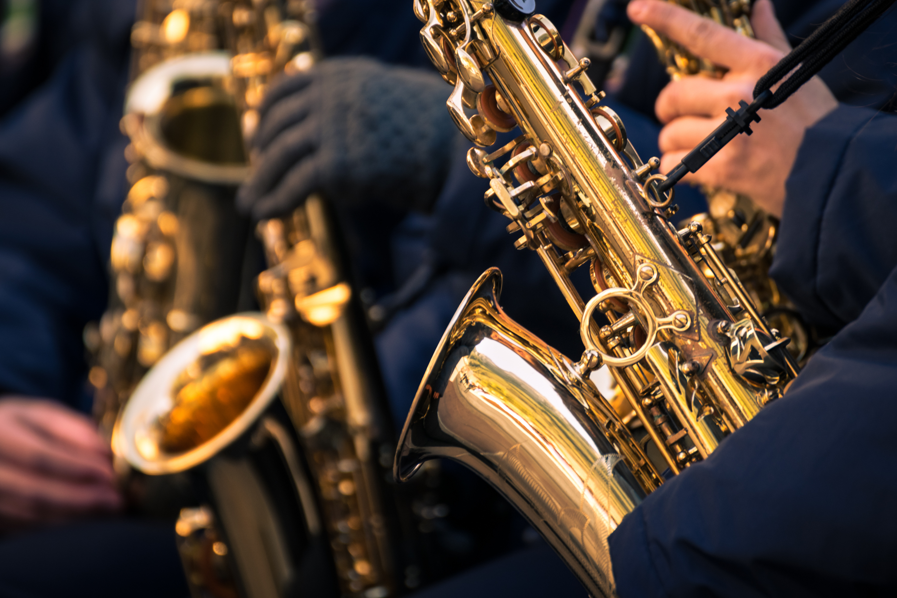 Danske jazzmusikere med saxofoner under outdoor musikfestival