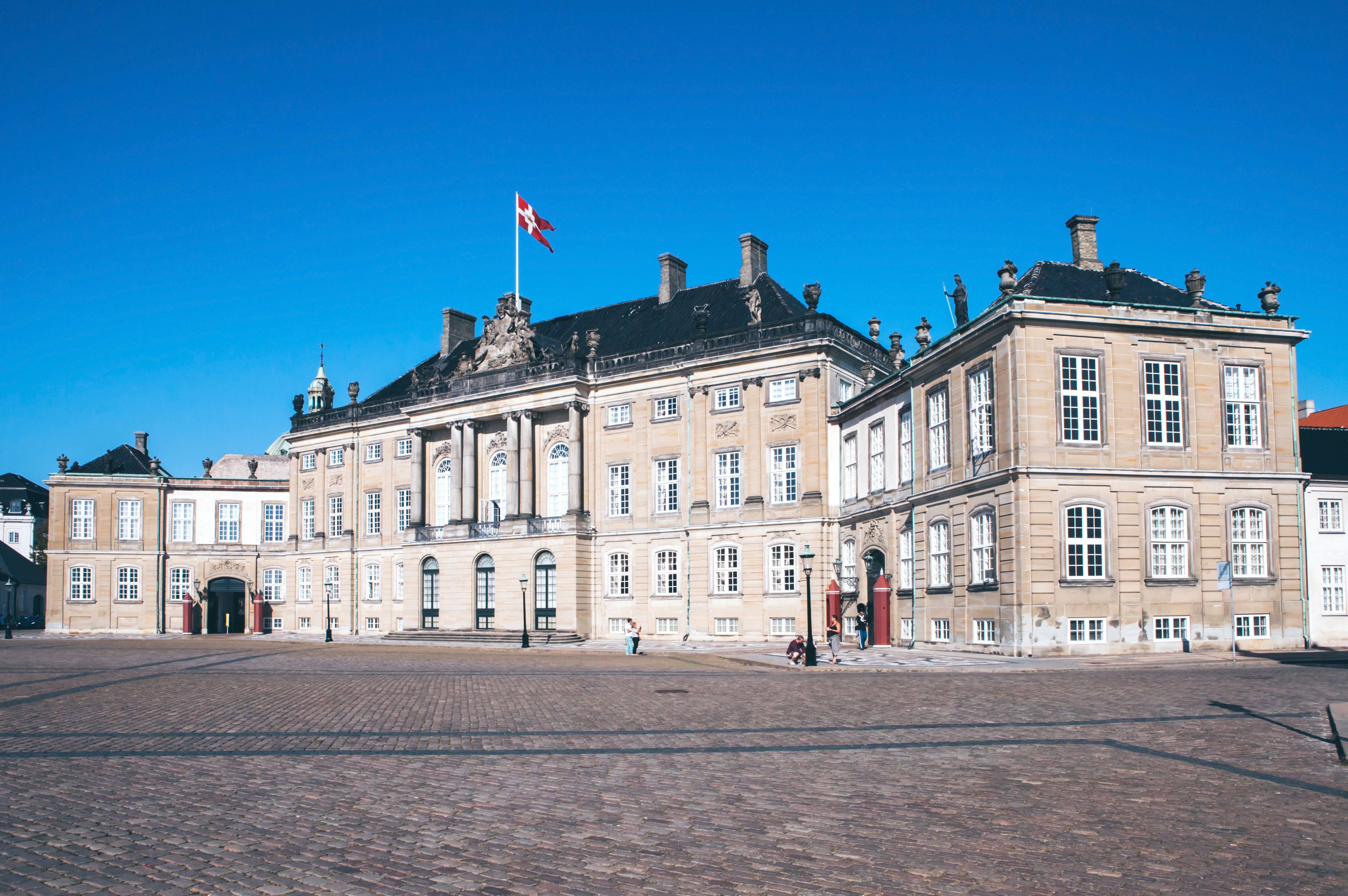 Dansk kongehus Amalienborg i København - populær rejsedestination