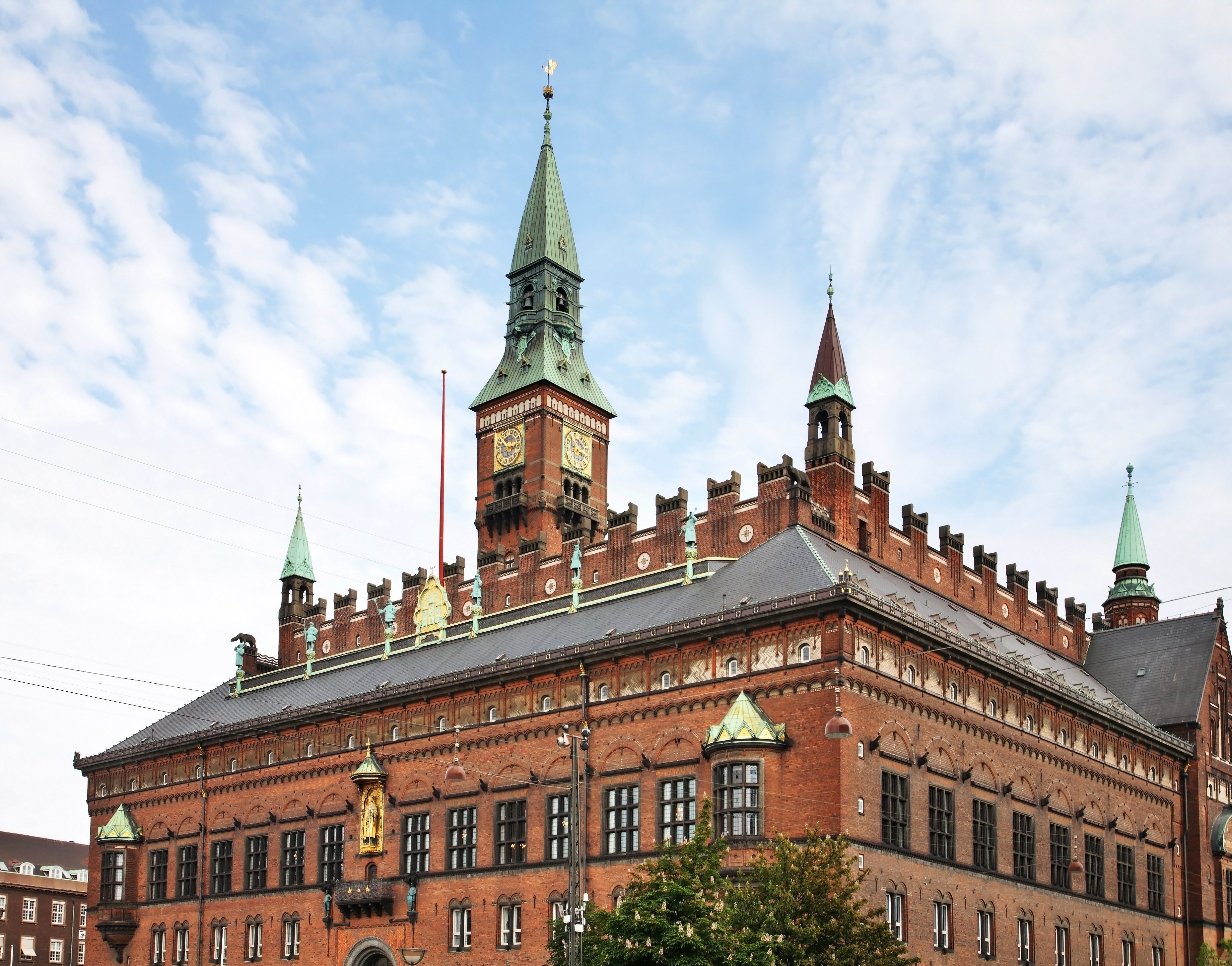 Dansk rådhus i København med grønt kobbertag og røde mursten