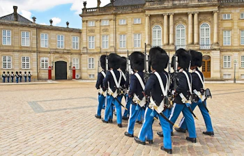 Seværdighed i København - kongelige garder ved Amalienborg Slot
