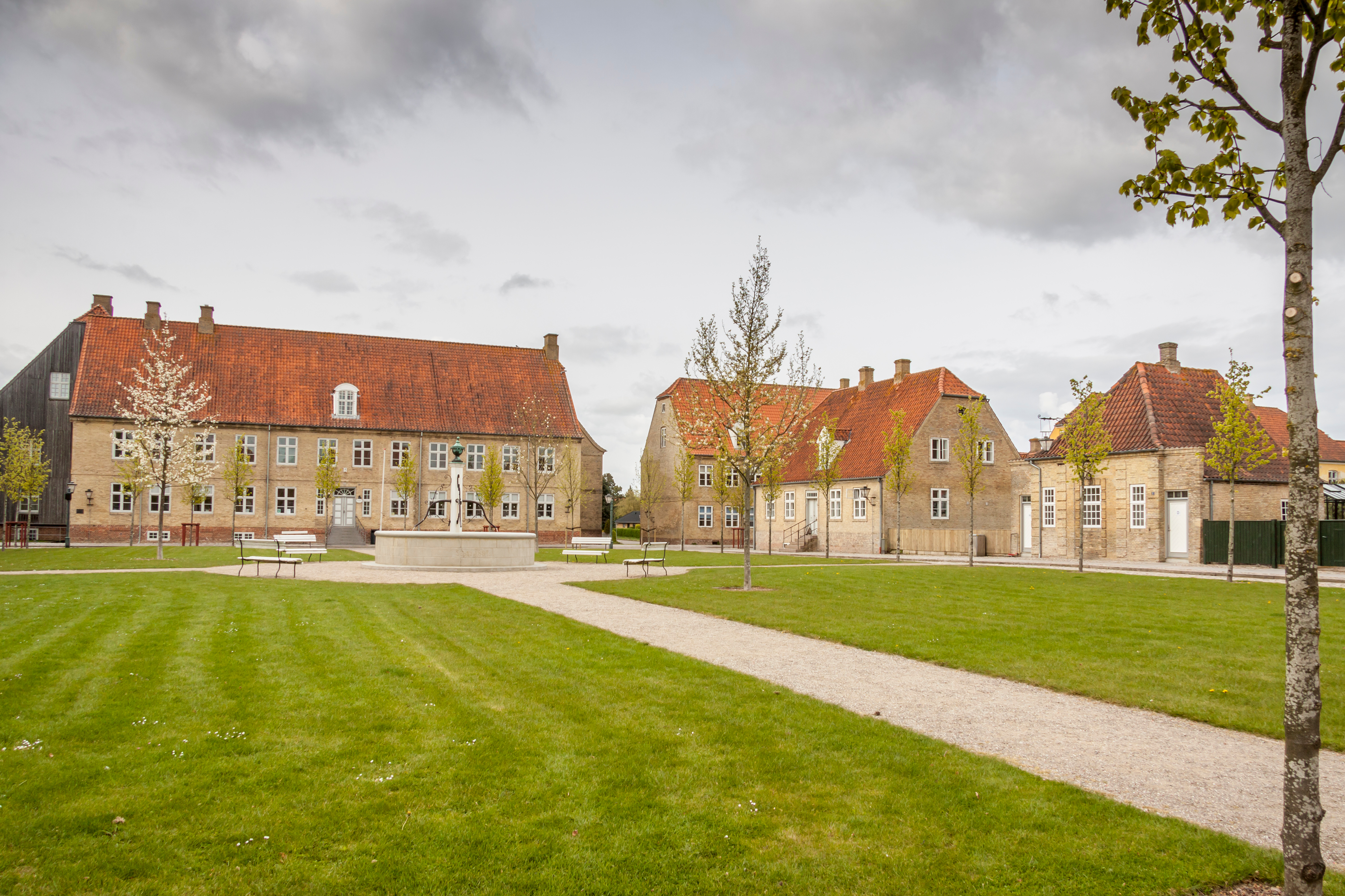 Danske historiske bygninger med røde teglstenstage i Christiansfeld på sommeren