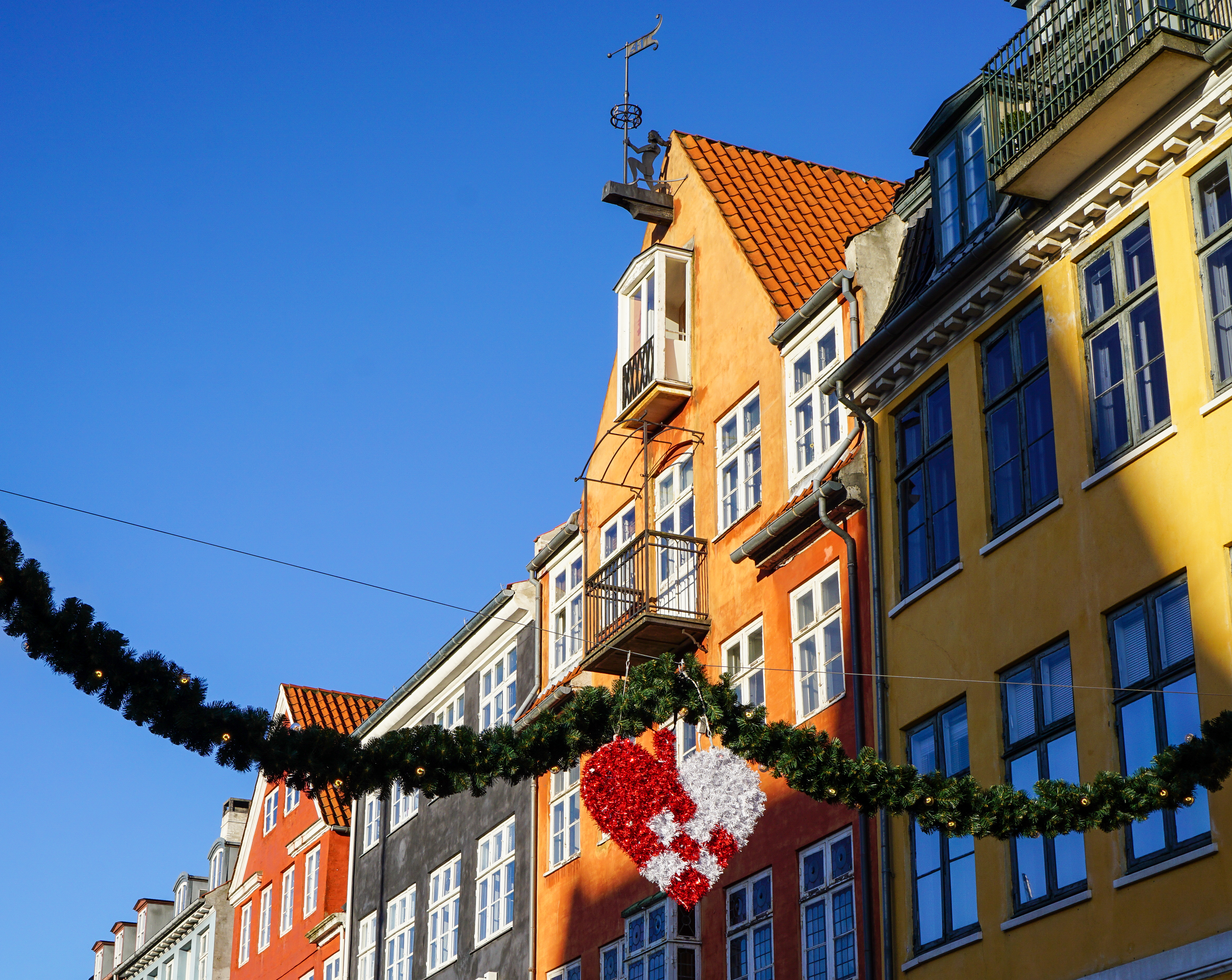 Charmerende danske huse med ophængte julehjerter på gaden i København