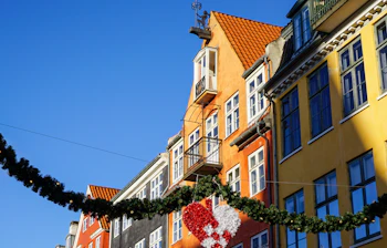 Charmerende danske huse med ophængte julehjerter på gaden i København