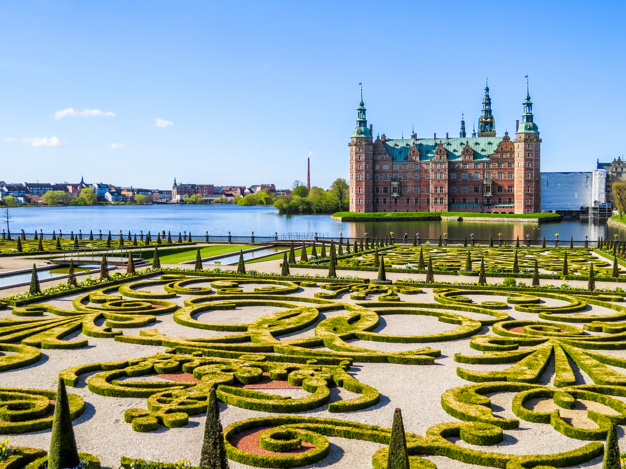 Danske kongeslot Frederiksborg med historiske barokhaver