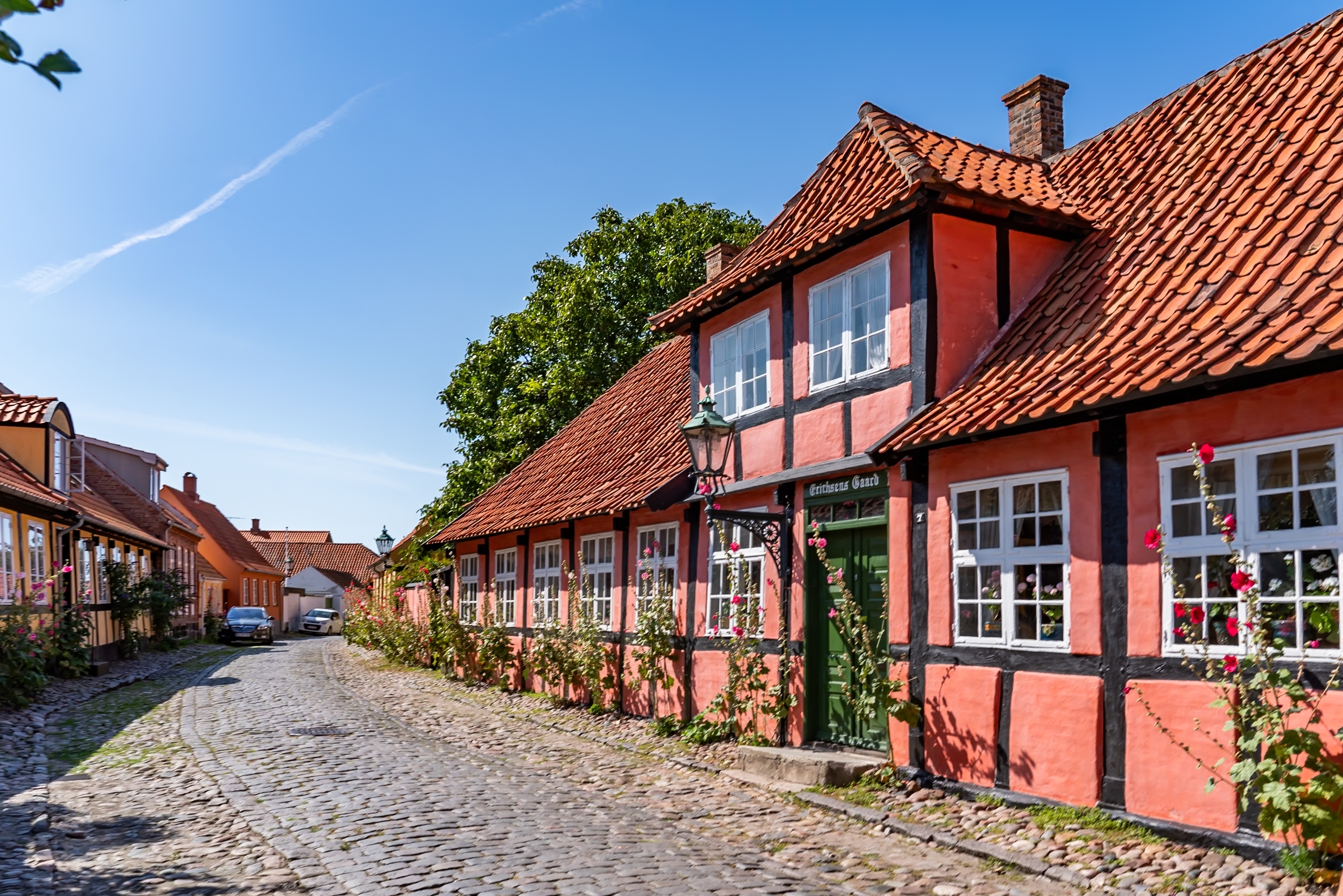 Danske landsbyhuse med røde bindingsværksfacader og historisk charme