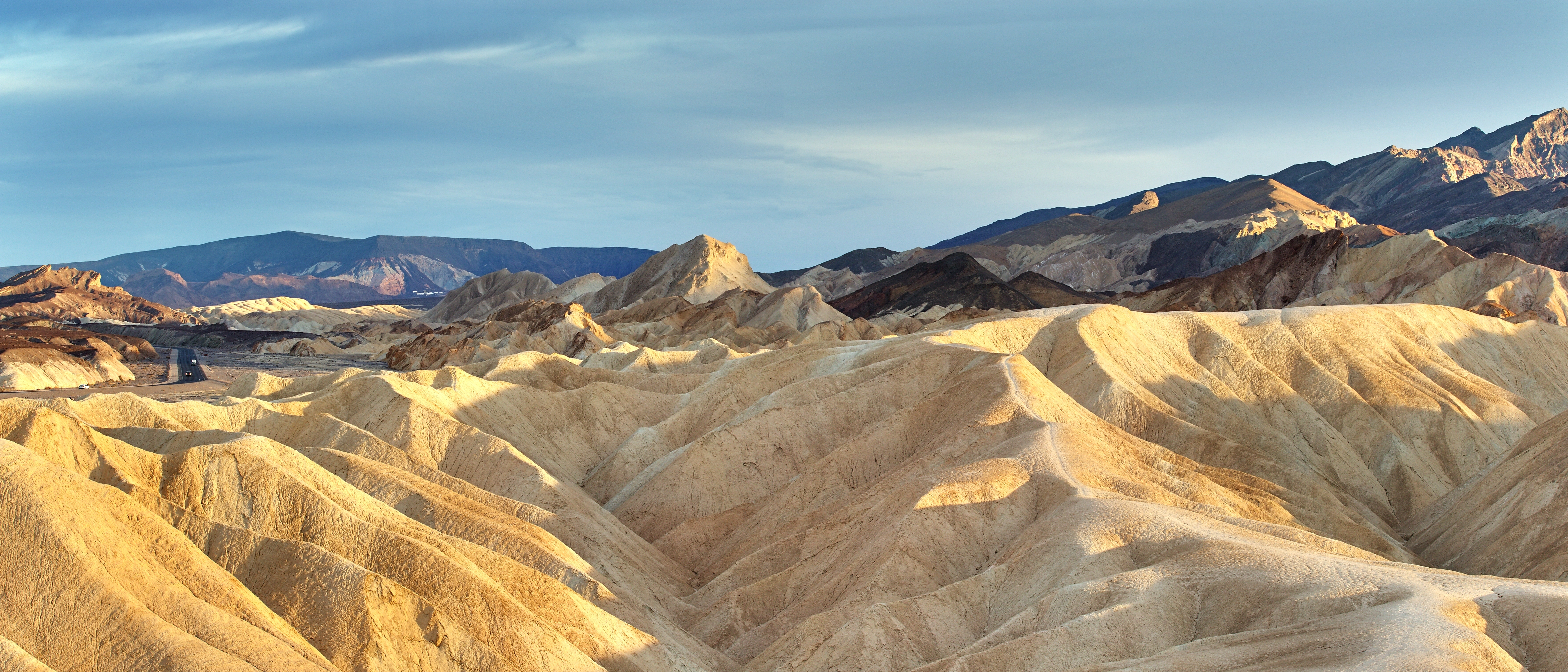 Gylden time over Death Valley badlands og ørkenbjerge i Californien