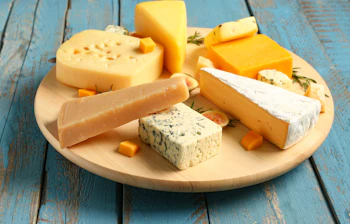 Delikatesser ostebord fra Europa perfekt til madrejse oplevelser