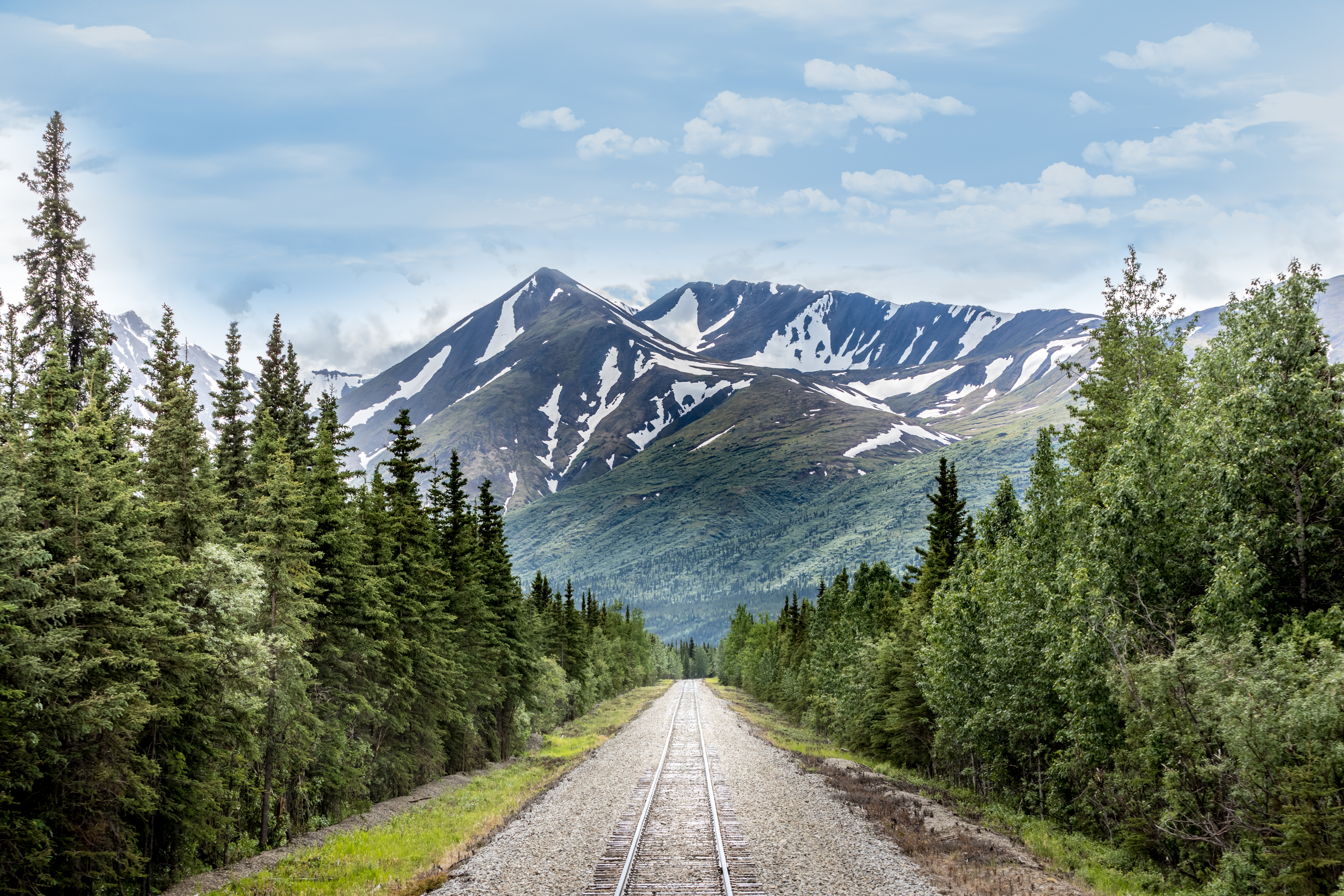 Panoramaudsigt over Alaska jernbanespor med sneklædte bjergtinder