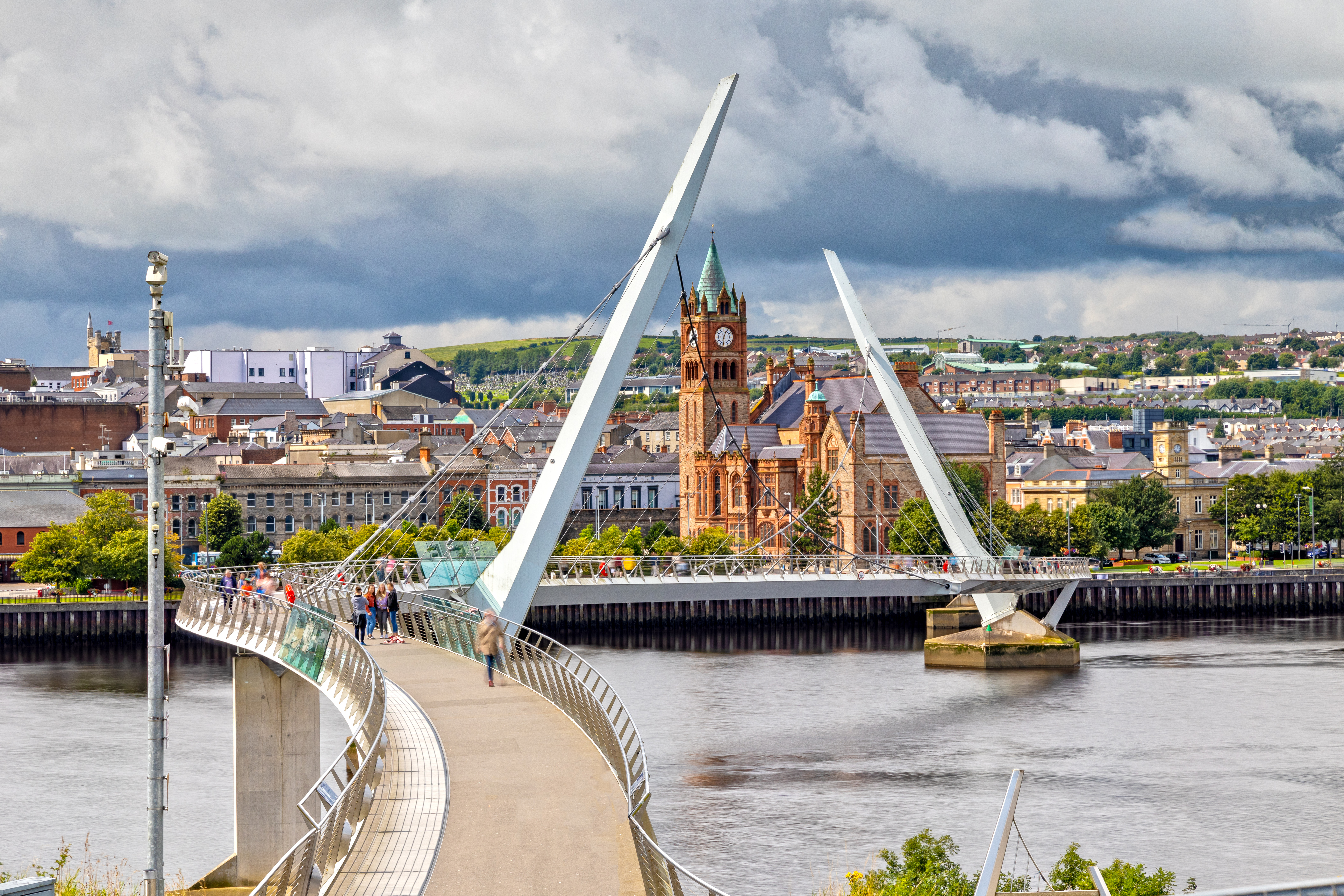 Peace Bridge og katedrale i den historiske by Derry, Nordirland