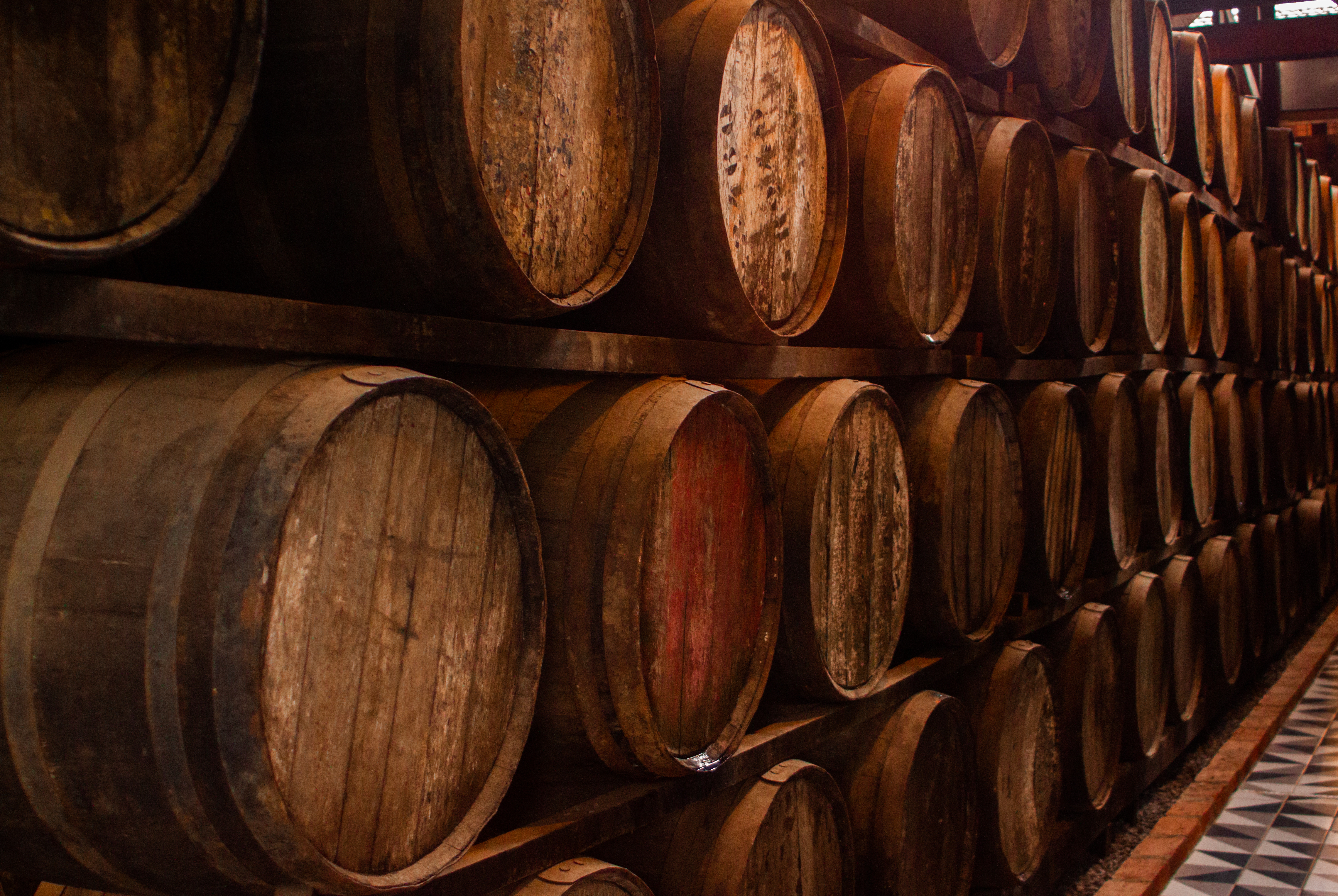 Traditionelt destilleri med whisky fade i kælder