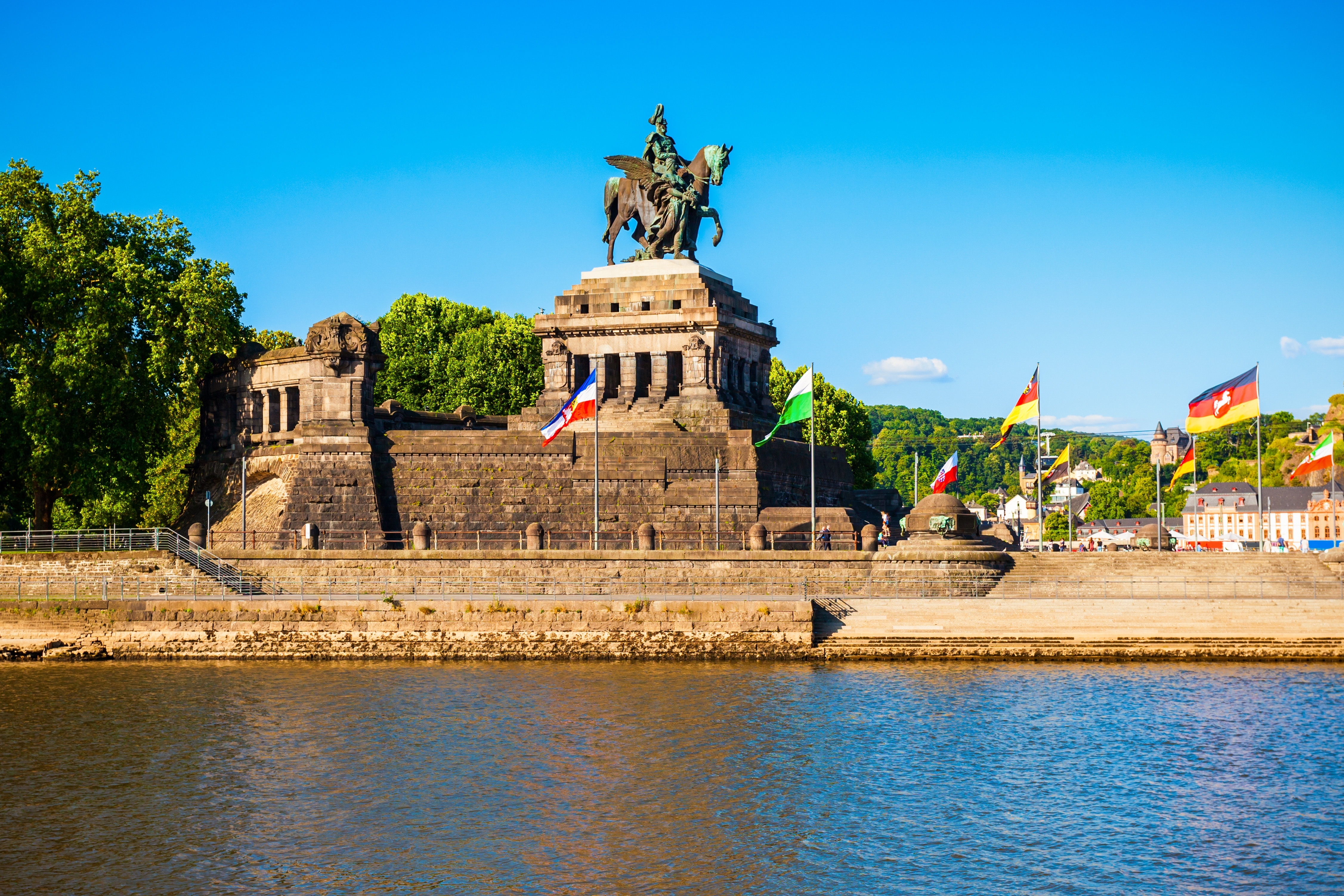 Udsigt over det berømte Deutsches Eck i Koblenz med enhedsmonumentet og rytterstatuen ved Rhinens og Mosels sammenløb