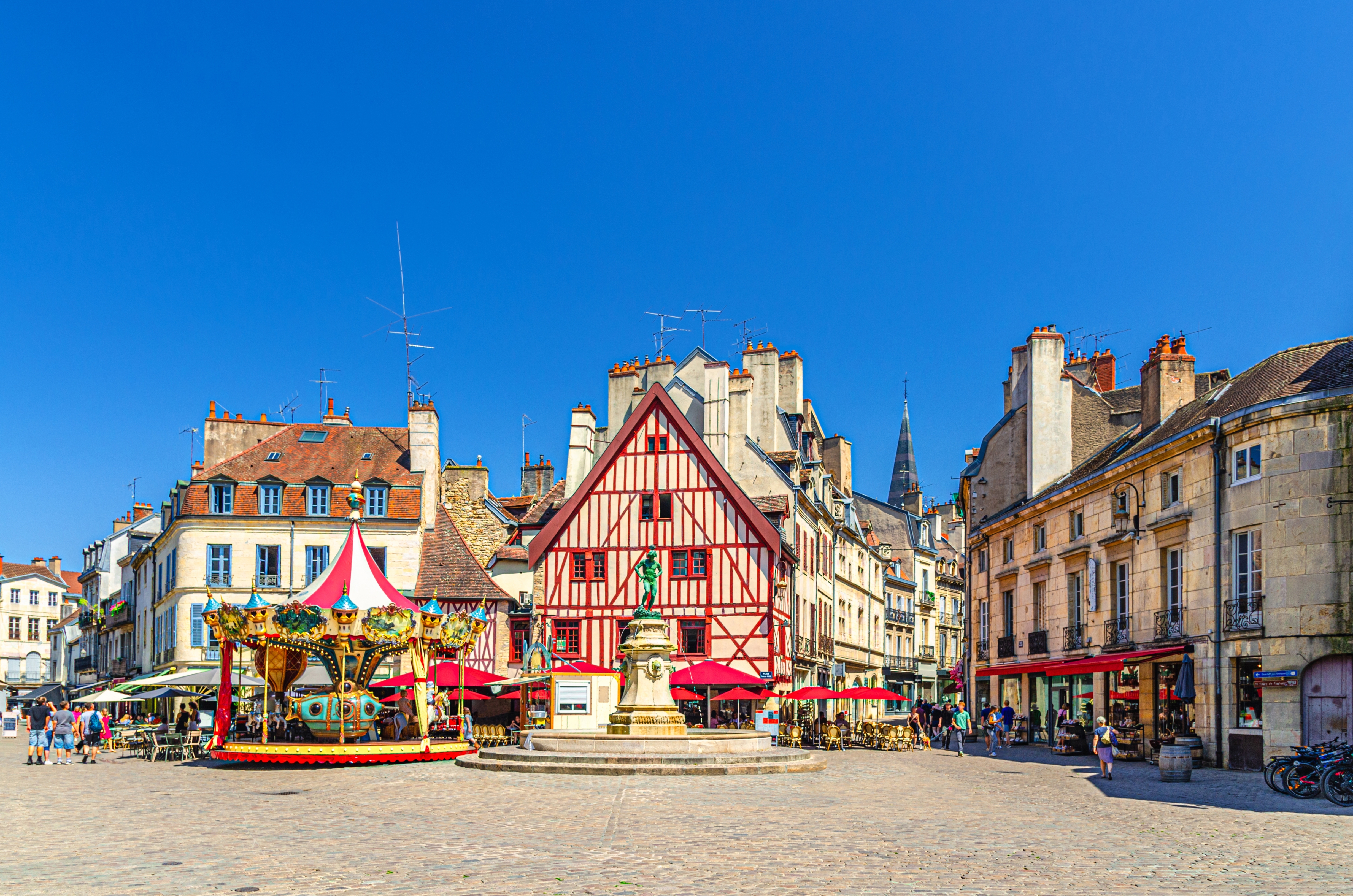 Historisk torv i Dijon Burgundy med klassiske bindingsvaerkshuse og turistattraktioner