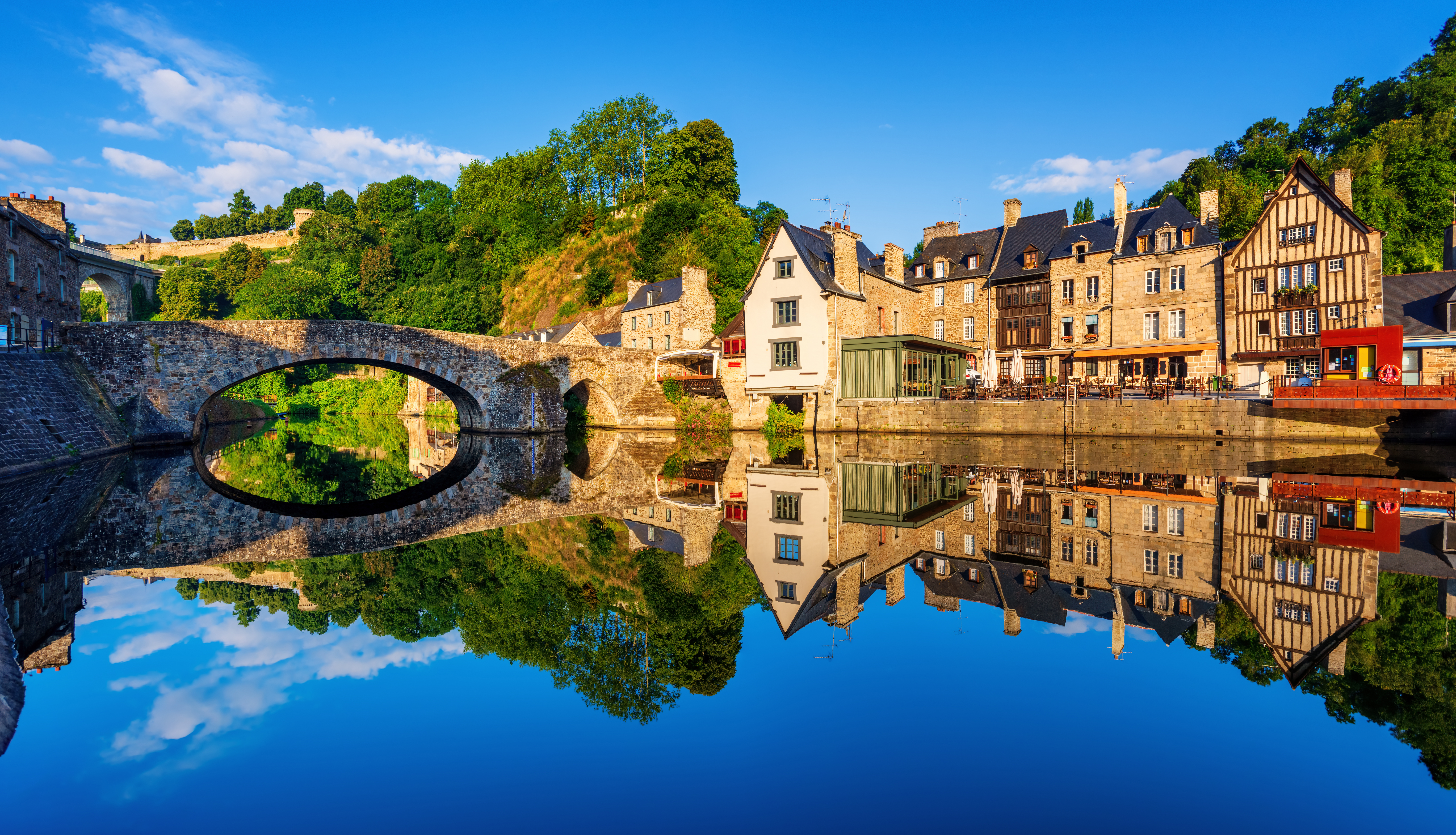 Romantiske Dinan by i Bretagne med historiske huse langs floden Rance