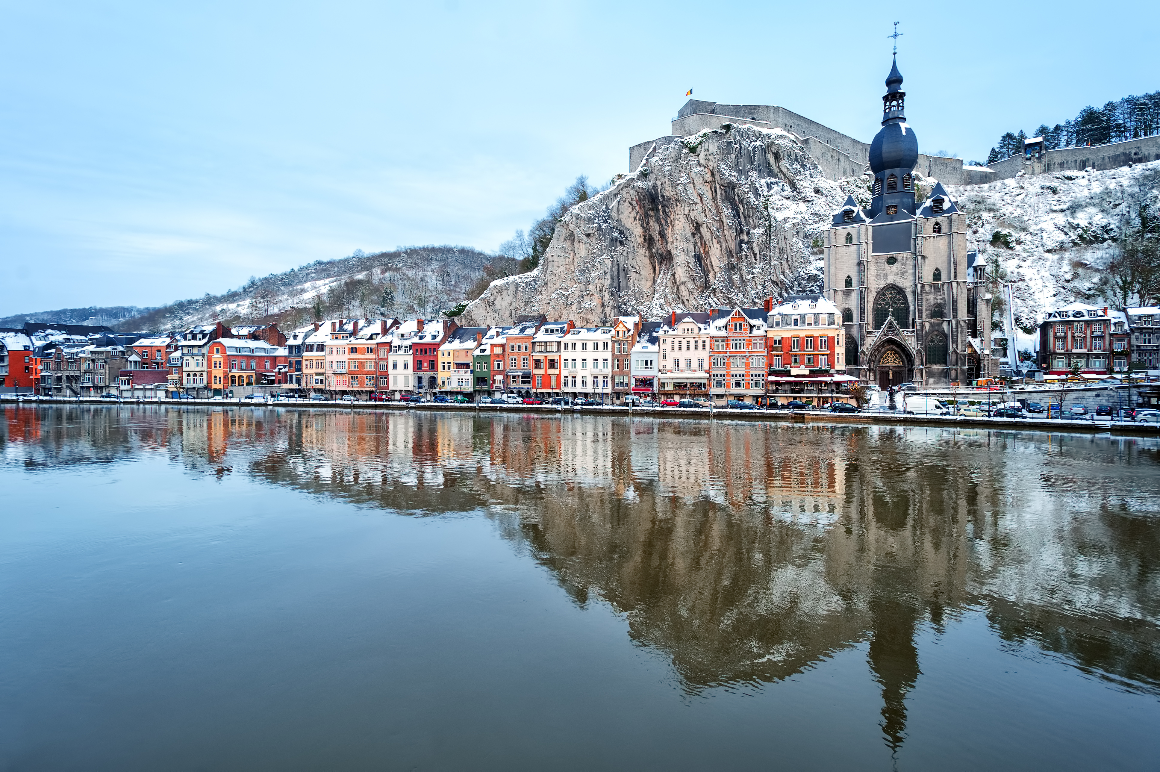 Historisk Dinant i Belgien om vinteren med citadel og Collegiatkirken Notre-Dame ved bredden af floden Meuse