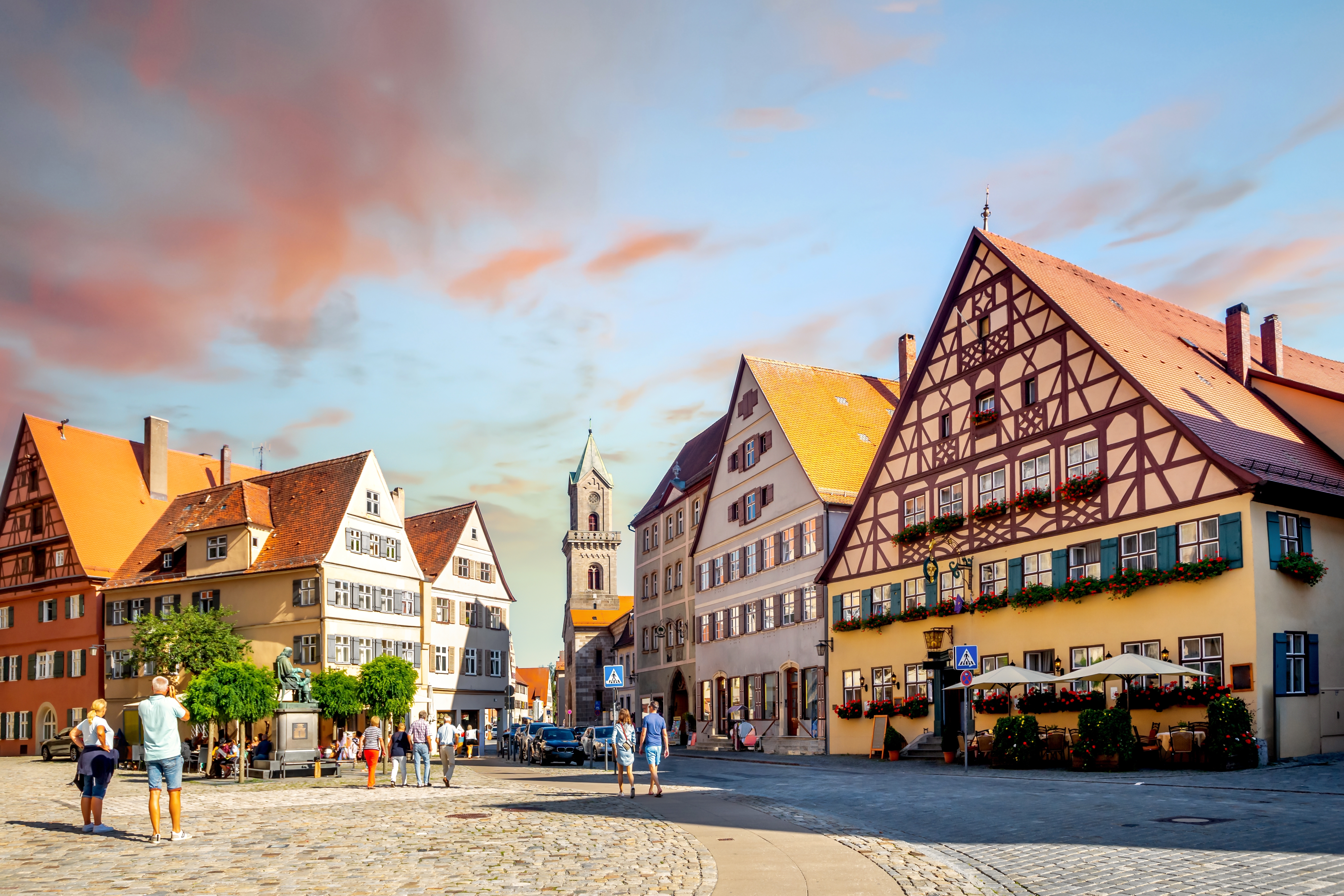 Malerisk historisk torv i Dinkelsbühl omgivet af velbevarede bindingsværkshuse og brolagte gader i Franken, Bayern, Tyskland