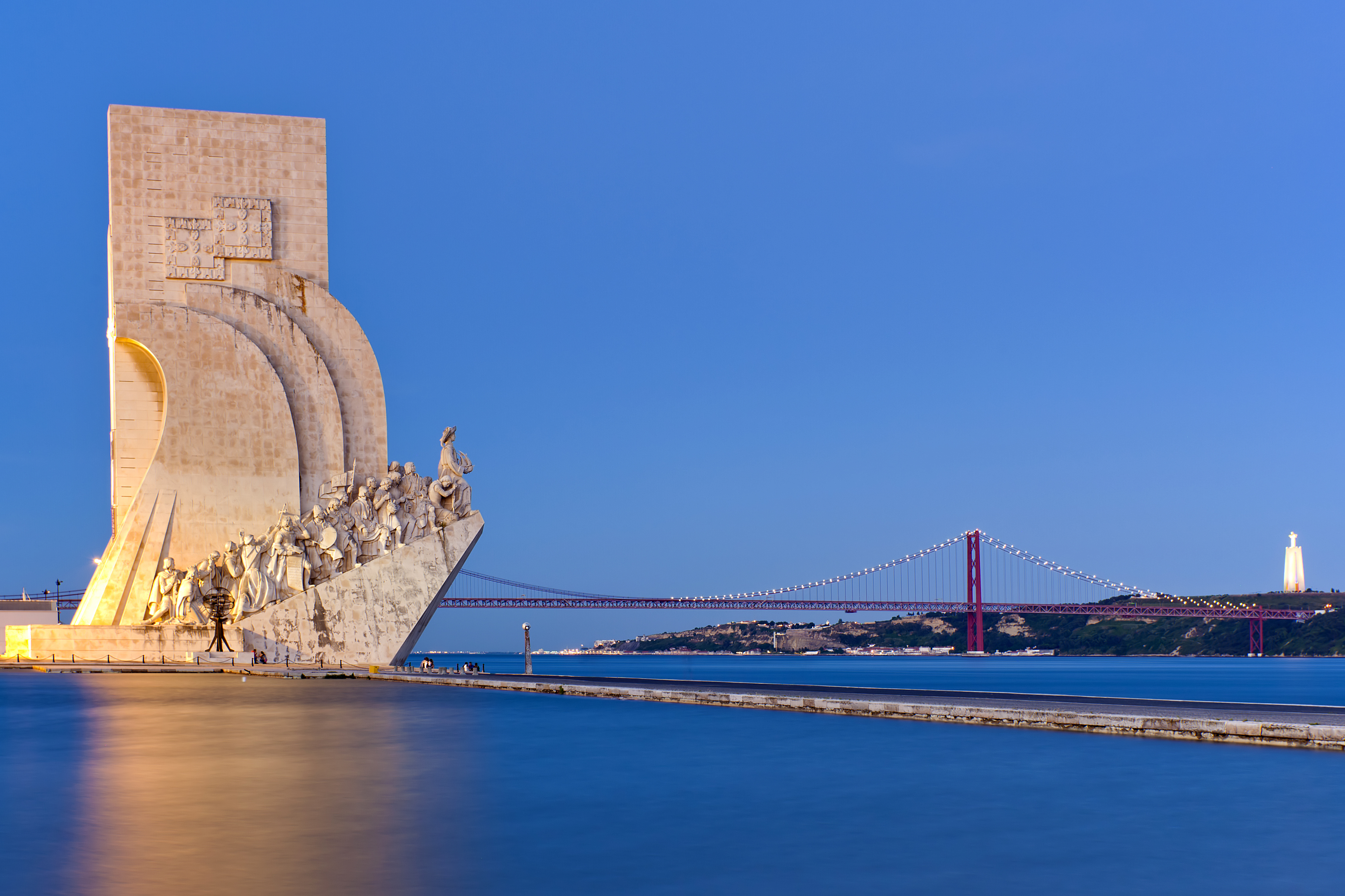 Discovery monumentet i Lissabon med 25. april broen i baggrunden