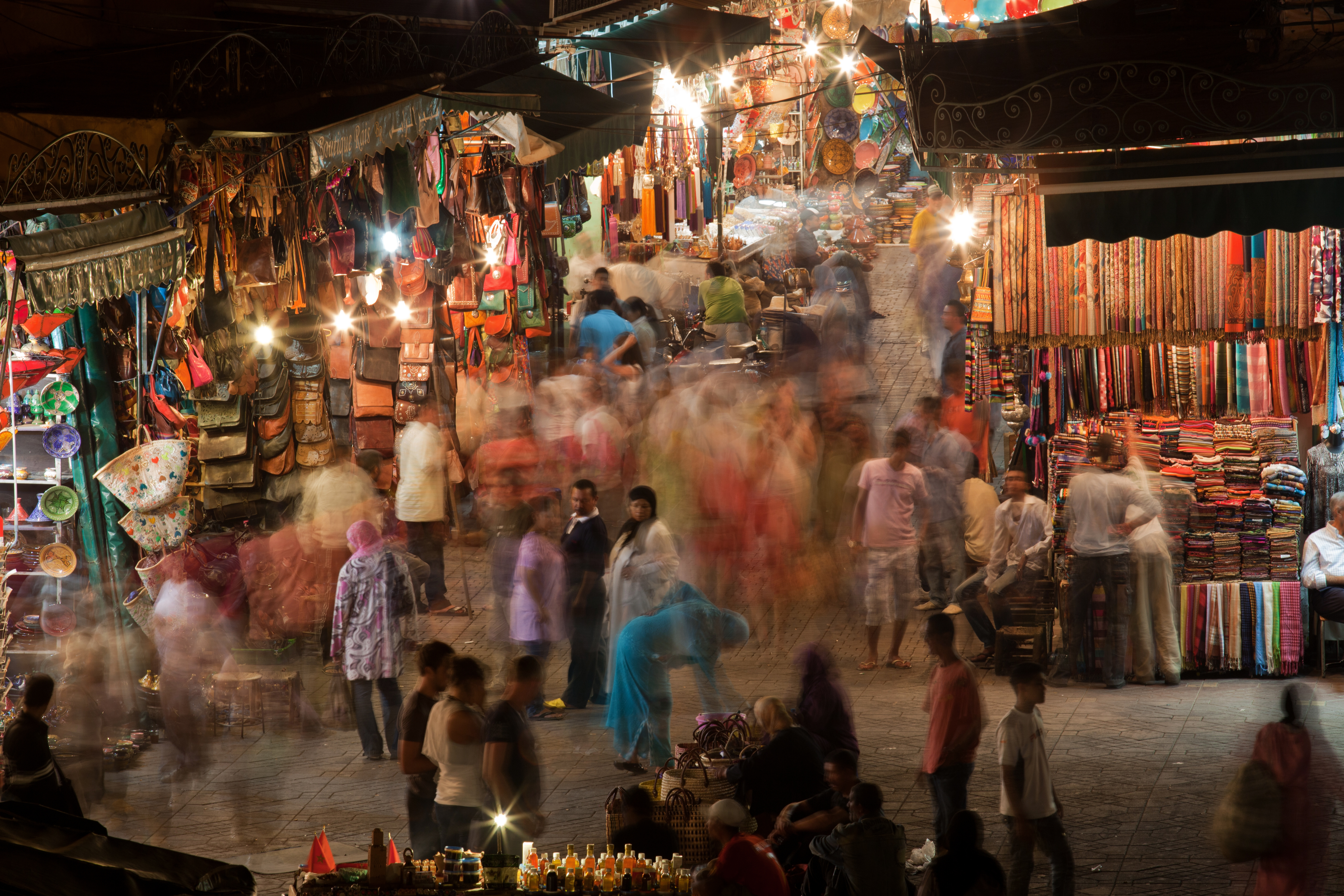 Djemaa el-Fna pladsen i Marrakech med livligt souk marked og traditionelle marokkanske tekstiler