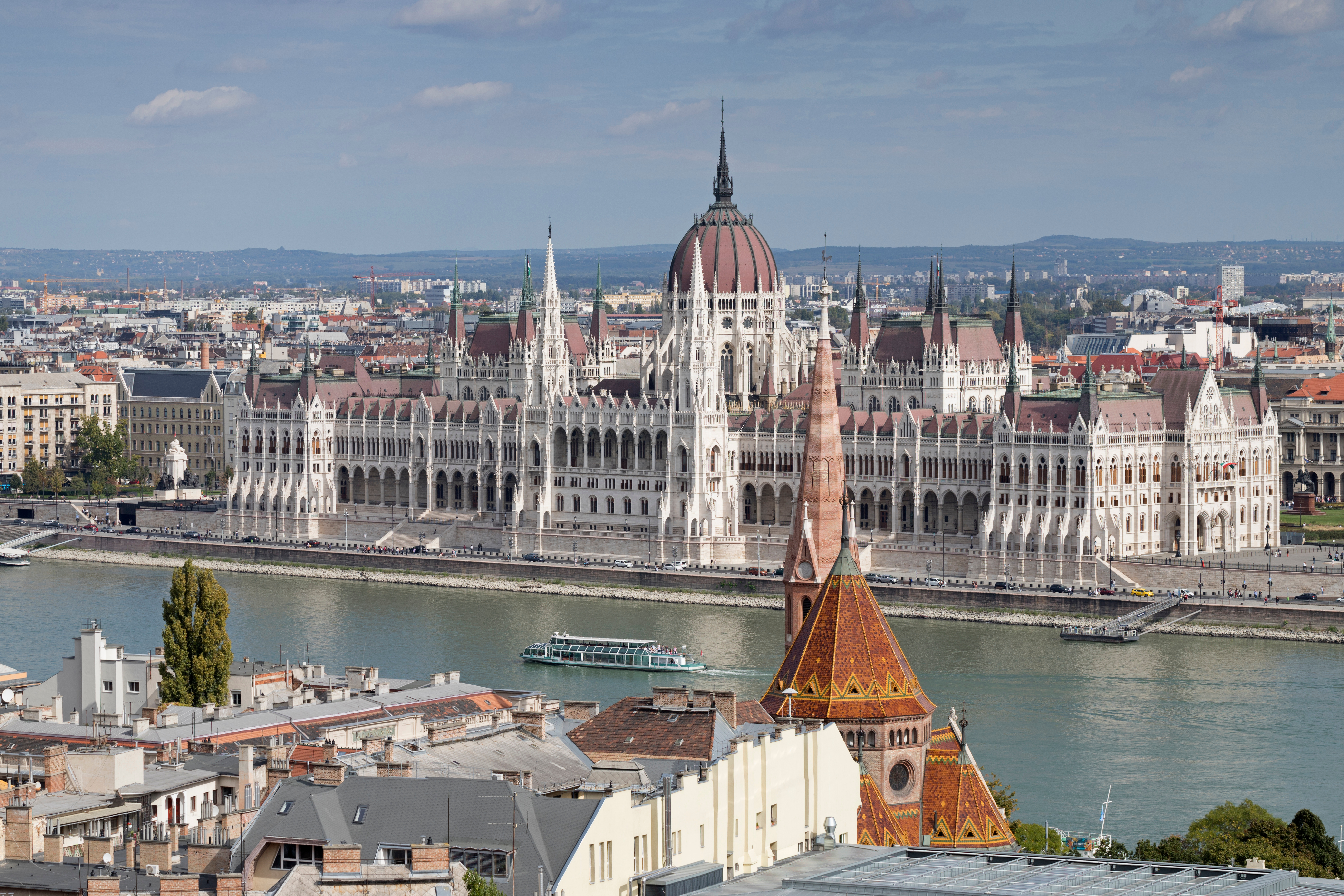 Budapest parlament med karakteristisk rød kuppel og gotisk stil